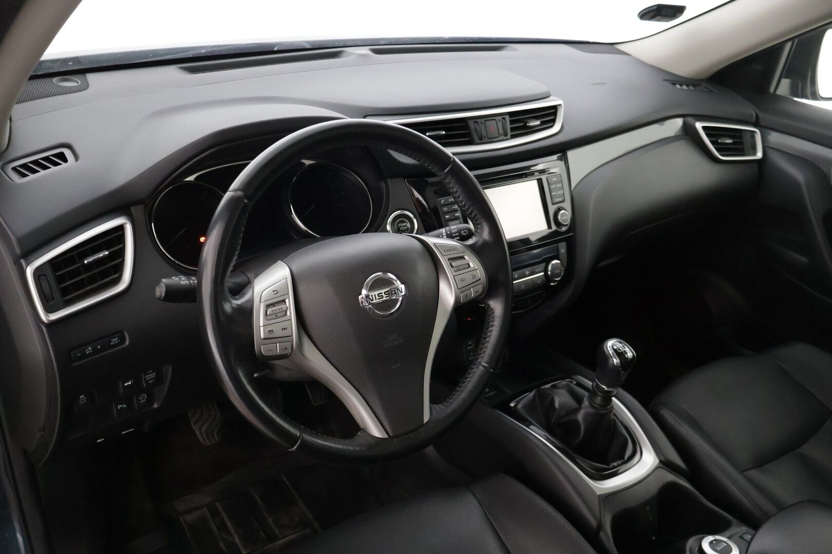 Nissan X-Trail 2015 dCi 130 Tekna 4WD 6 MT Moonroof * 360 kamera / Panorama / Sähköpenkit / Nahat /  Lohko / Sähköluukku / Kaistavahti / BLIS * - * Huippuvarusteet / Esimerkilliset huollot / 3-.om Suomi-auto / Juuri katsastettu * 