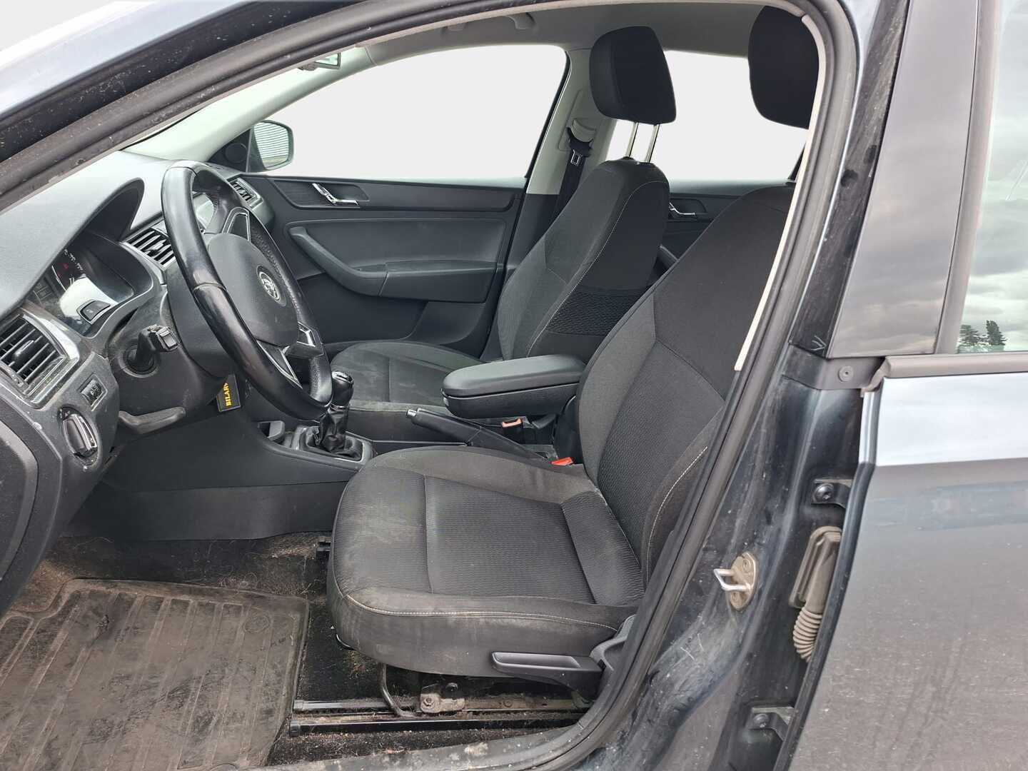 Skoda Rapid 2014 Spaceback 1,2 TSI 105 Ambition / Suomi-auto / 2. Omisteinen / Lohko + sisäpistoke / Koukku / Vakkari - Tutkat takana / Ilmastointi / Taloudellinen 