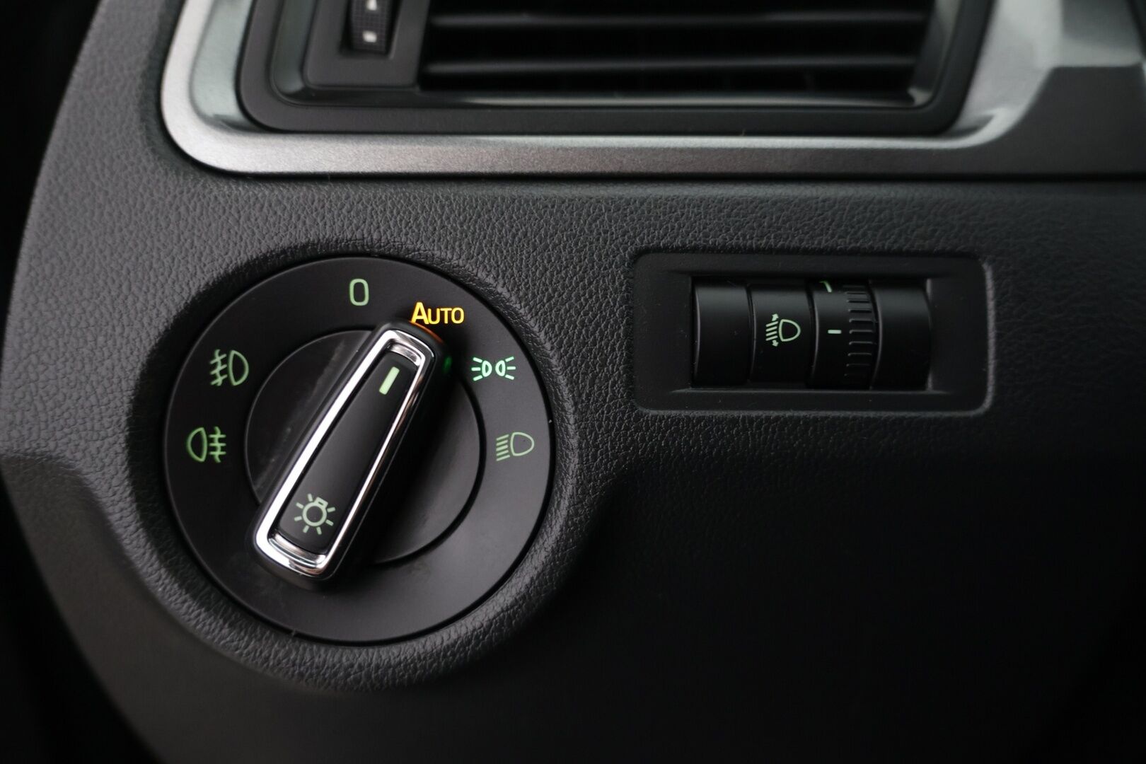 Skoda Rapid 2015 Spaceback 1,2 TSI 105 Ambition - | Suomi-auto | 2. Omisteinen | Lohko + sisäpistoke | Koukku | Vakkari | Tutkat takana | Ilmastointi | Taloudellinen |