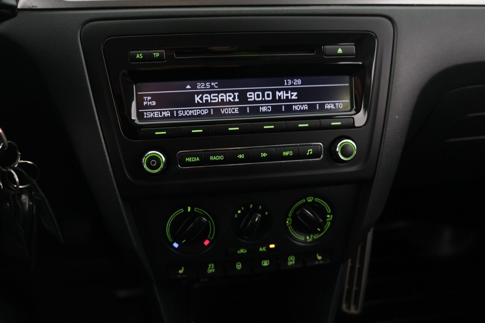 Skoda Rapid 2015 Spaceback 1,2 TSI 105 Ambition - | Suomi-auto | 2. Omisteinen | Lohko + sisäpistoke | Koukku | Vakkari | Tutkat takana | Ilmastointi | Taloudellinen |