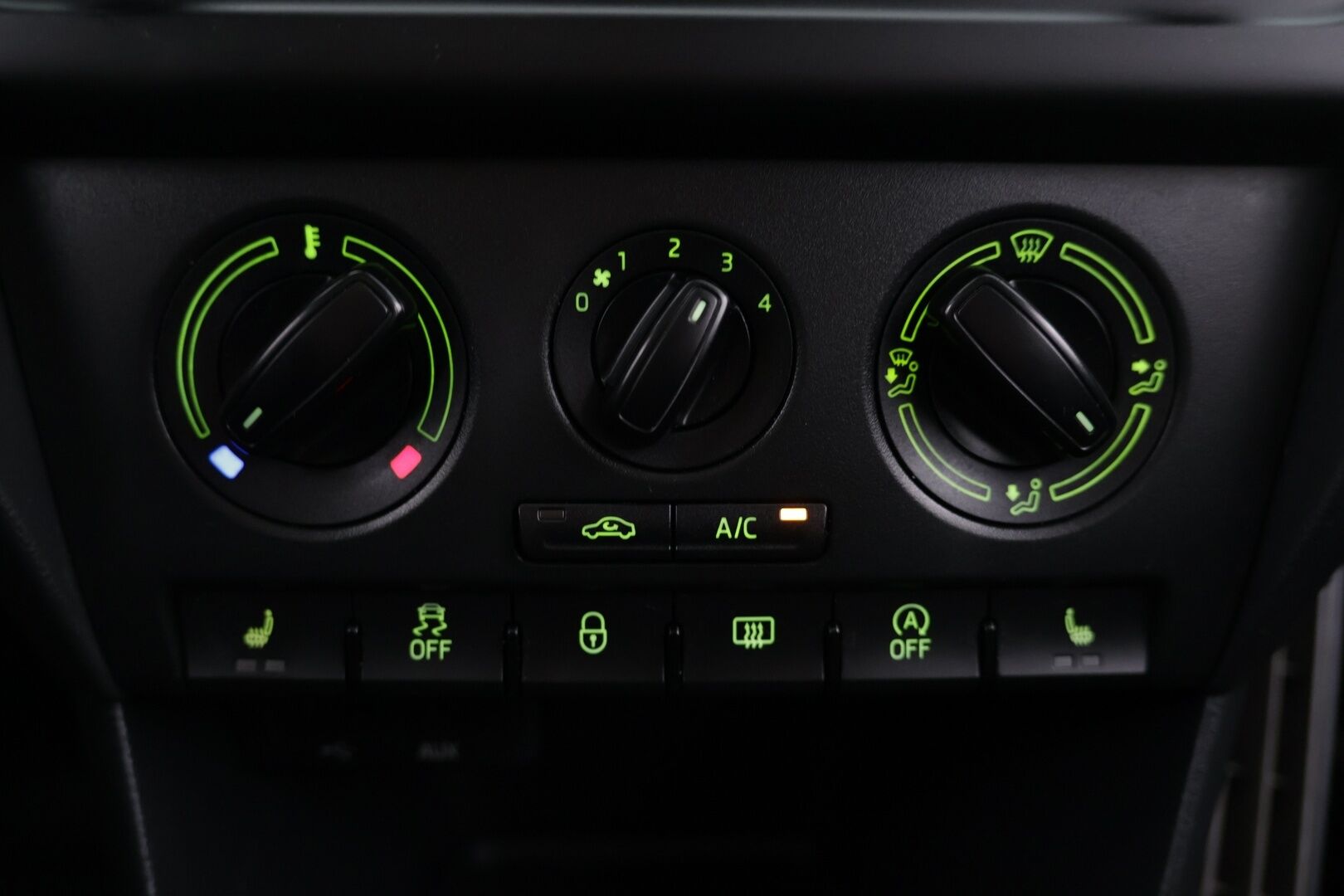 Skoda Rapid 2015 Spaceback 1,2 TSI 105 Ambition - | Suomi-auto | 2. Omisteinen | Lohko + sisäpistoke | Koukku | Vakkari | Tutkat takana | Ilmastointi | Taloudellinen |