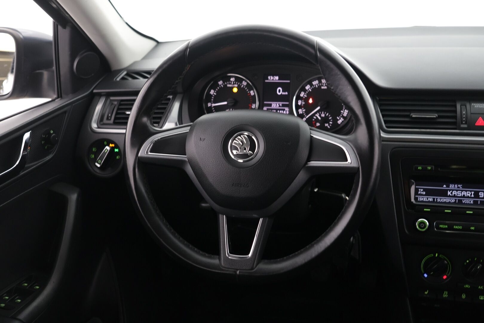 Skoda Rapid 2015 Spaceback 1,2 TSI 105 Ambition - | Suomi-auto | 2. Omisteinen | Lohko + sisäpistoke | Koukku | Vakkari | Tutkat takana | Ilmastointi | Taloudellinen |