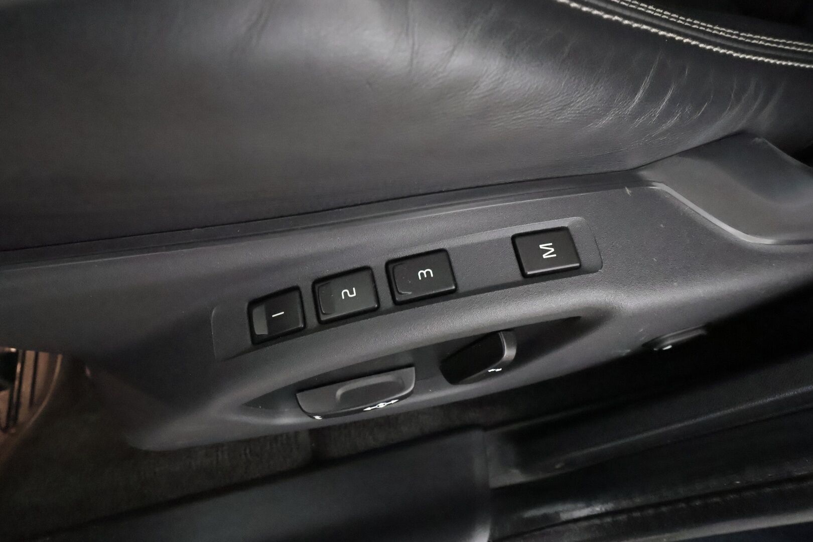 Volvo V60 2015 D4 Summum aut * Webasto / Koukku / ACC / Xenon / P.Kamera / Muistipenkki / Navi / Keyless * - Suomi-auto / Kahdet renkaat aluvanteilla