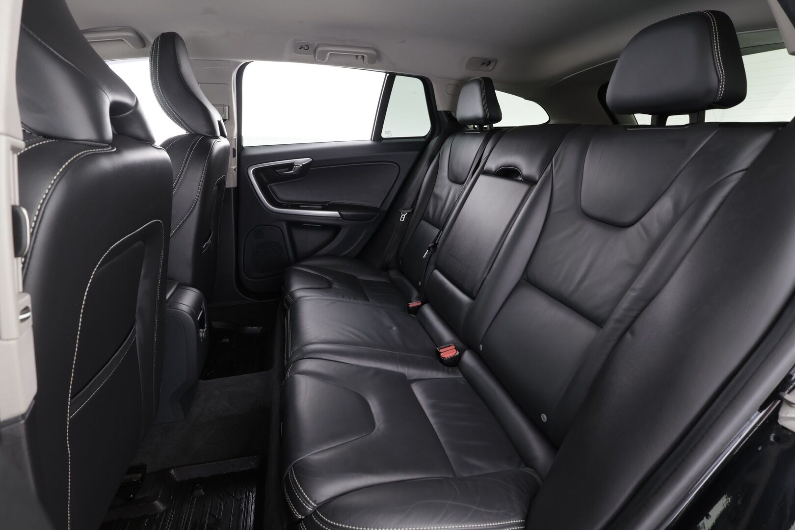 Volvo V60 2015 D4 Summum aut * Webasto / Koukku / ACC / Xenon / P.Kamera / Muistipenkki / Navi / Keyless * - Suomi-auto / Kahdet renkaat aluvanteilla