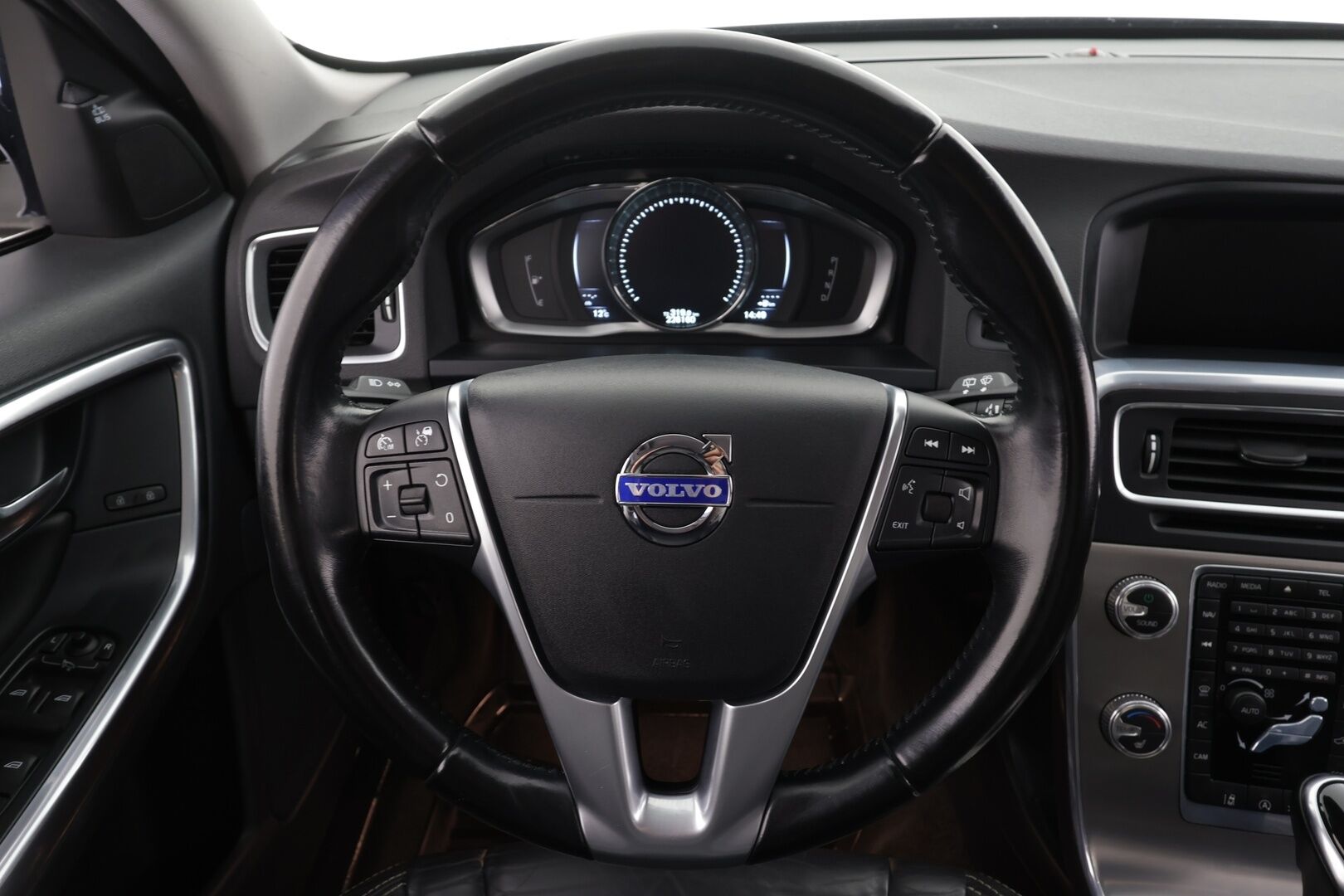 Volvo V60 2015 D4 Summum aut * Webasto / Koukku / ACC / Xenon / P.Kamera / Muistipenkki / Navi / Keyless * - Suomi-auto / Kahdet renkaat aluvanteilla