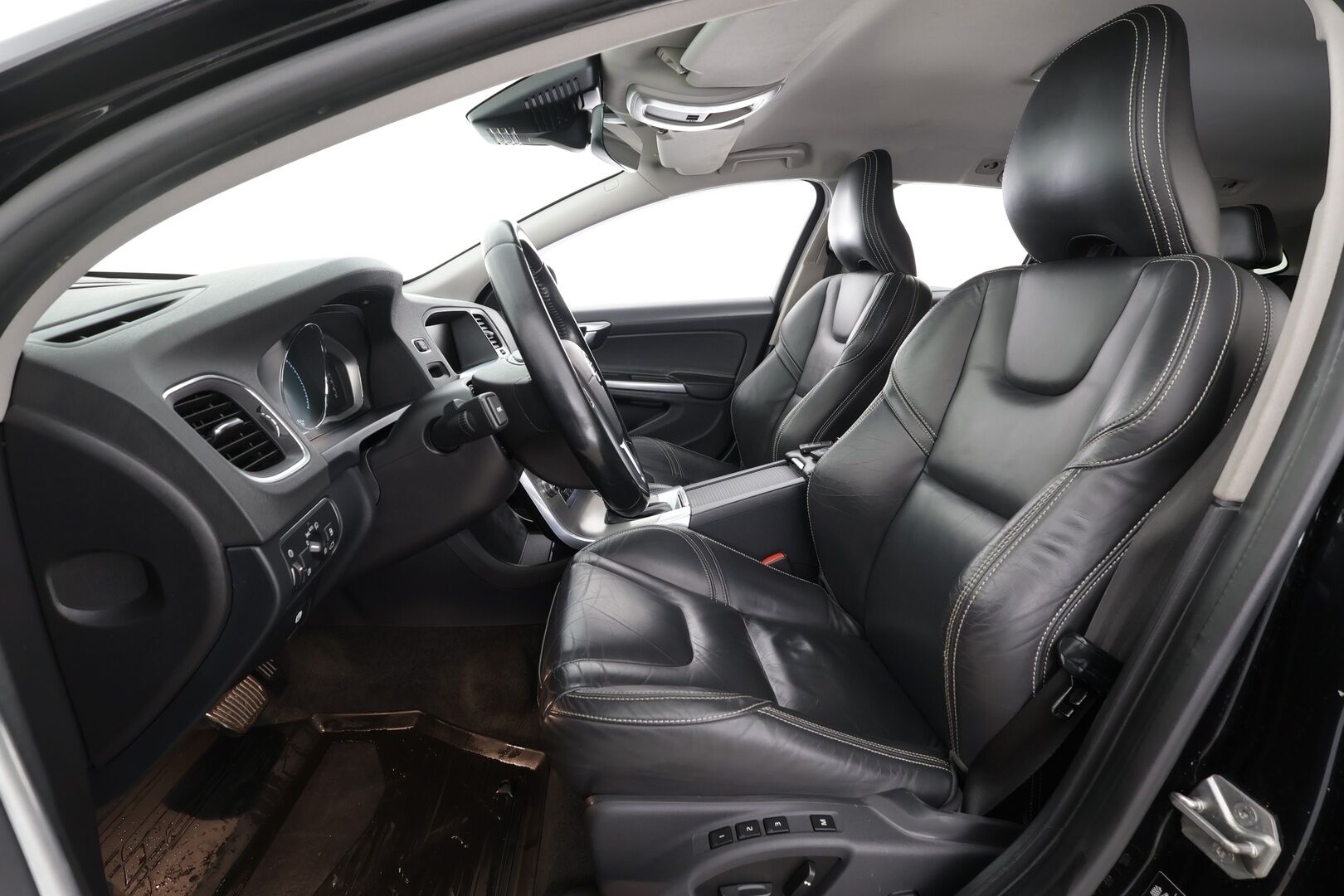 Volvo V60 2015 D4 Summum aut * Webasto / Koukku / ACC / Xenon / P.Kamera / Muistipenkki / Navi / Keyless * - Suomi-auto / Kahdet renkaat aluvanteilla