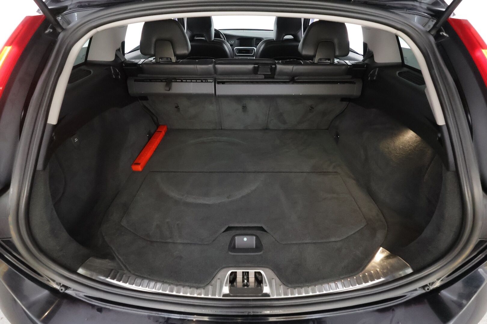 Volvo V60 2015 D4 Summum aut * Webasto / Koukku / ACC / Xenon / P.Kamera / Muistipenkki / Navi / Keyless * - Suomi-auto / Kahdet renkaat aluvanteilla