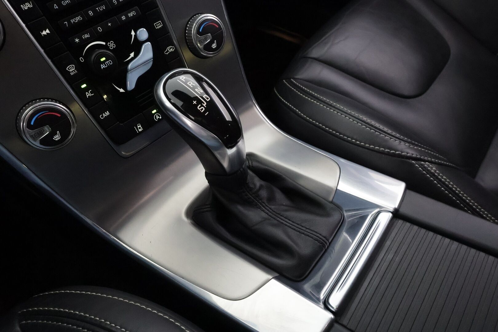 Volvo V60 2015 D4 Summum aut * Webasto / Koukku / ACC / Xenon / P.Kamera / Muistipenkki / Navi / Keyless * - Suomi-auto / Kahdet renkaat aluvanteilla