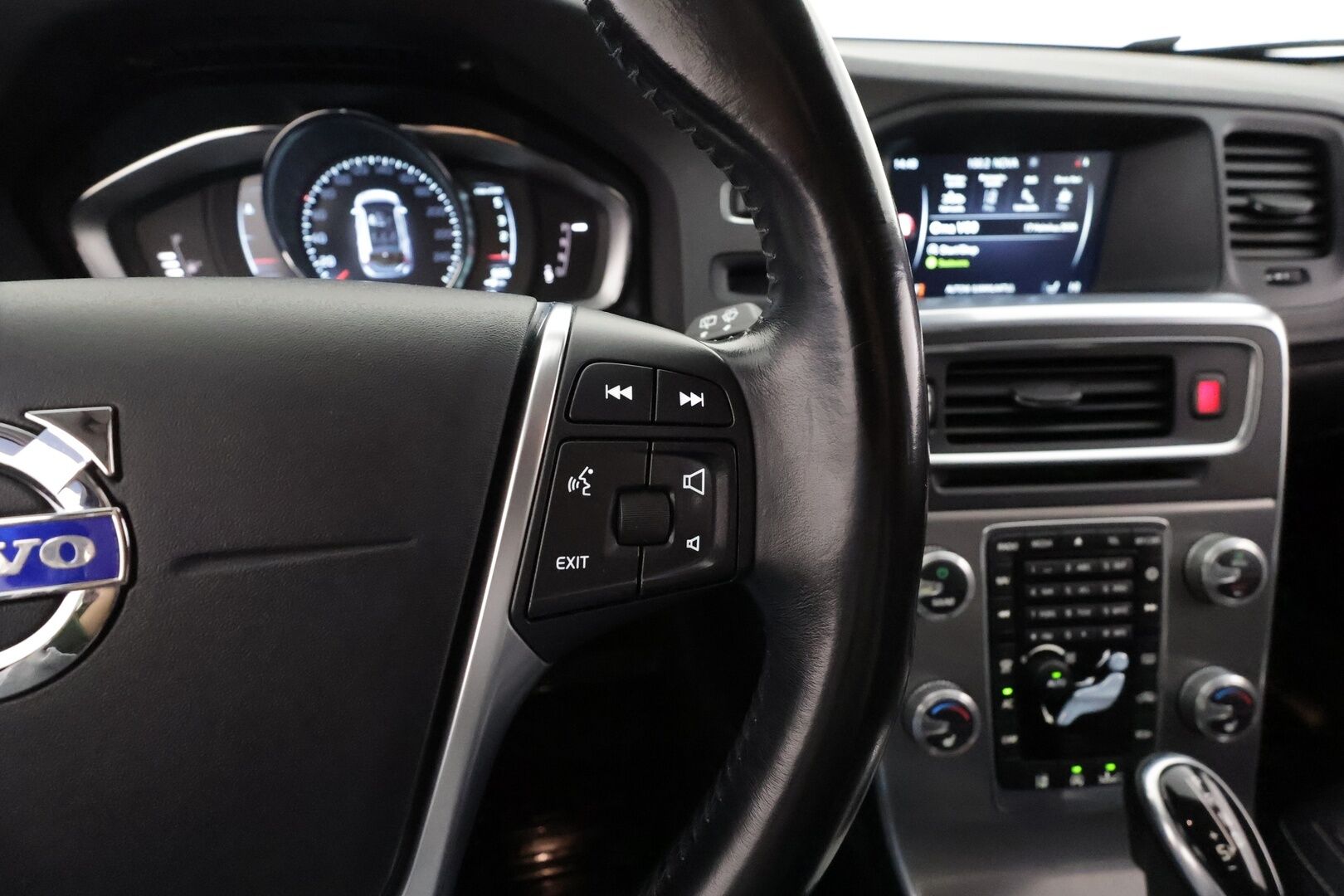 Volvo V60 2015 D4 Summum aut * Webasto / Koukku / ACC / Xenon / P.Kamera / Muistipenkki / Navi / Keyless * - Suomi-auto / Kahdet renkaat aluvanteilla