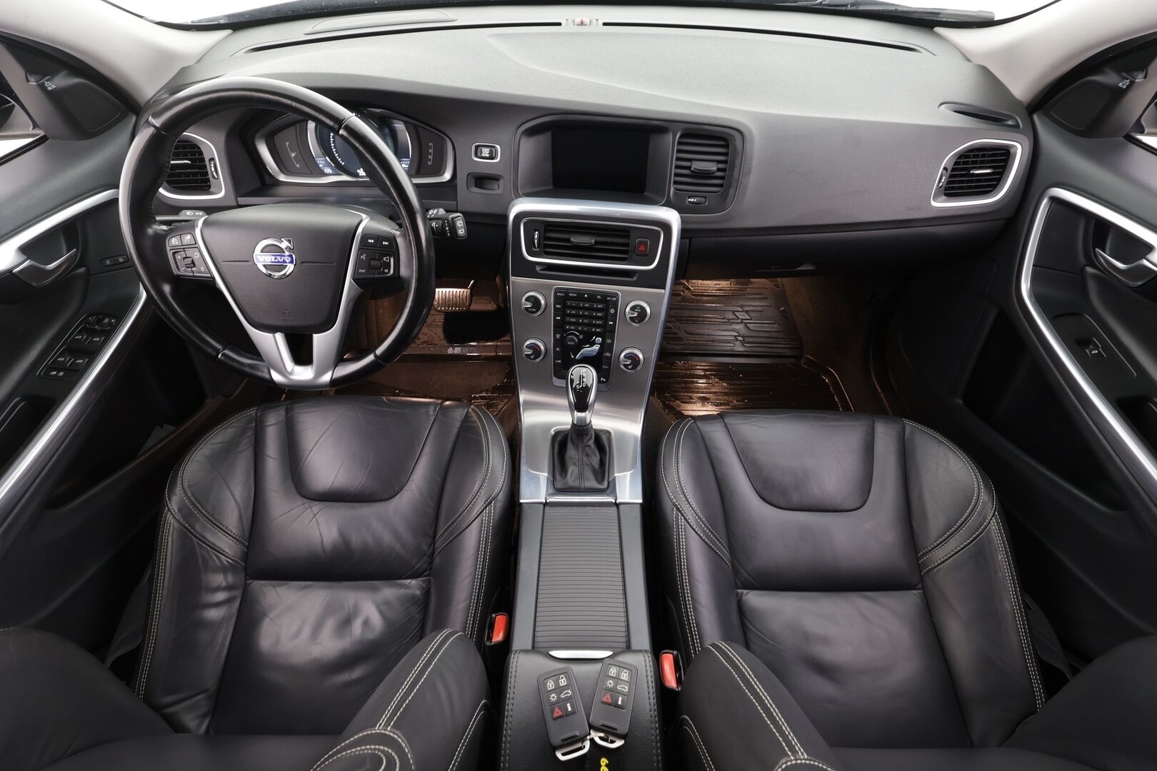 Volvo V60 2015 D4 Summum aut * Webasto / Koukku / ACC / Xenon / P.Kamera / Muistipenkki / Navi / Keyless * - Suomi-auto / Kahdet renkaat aluvanteilla
