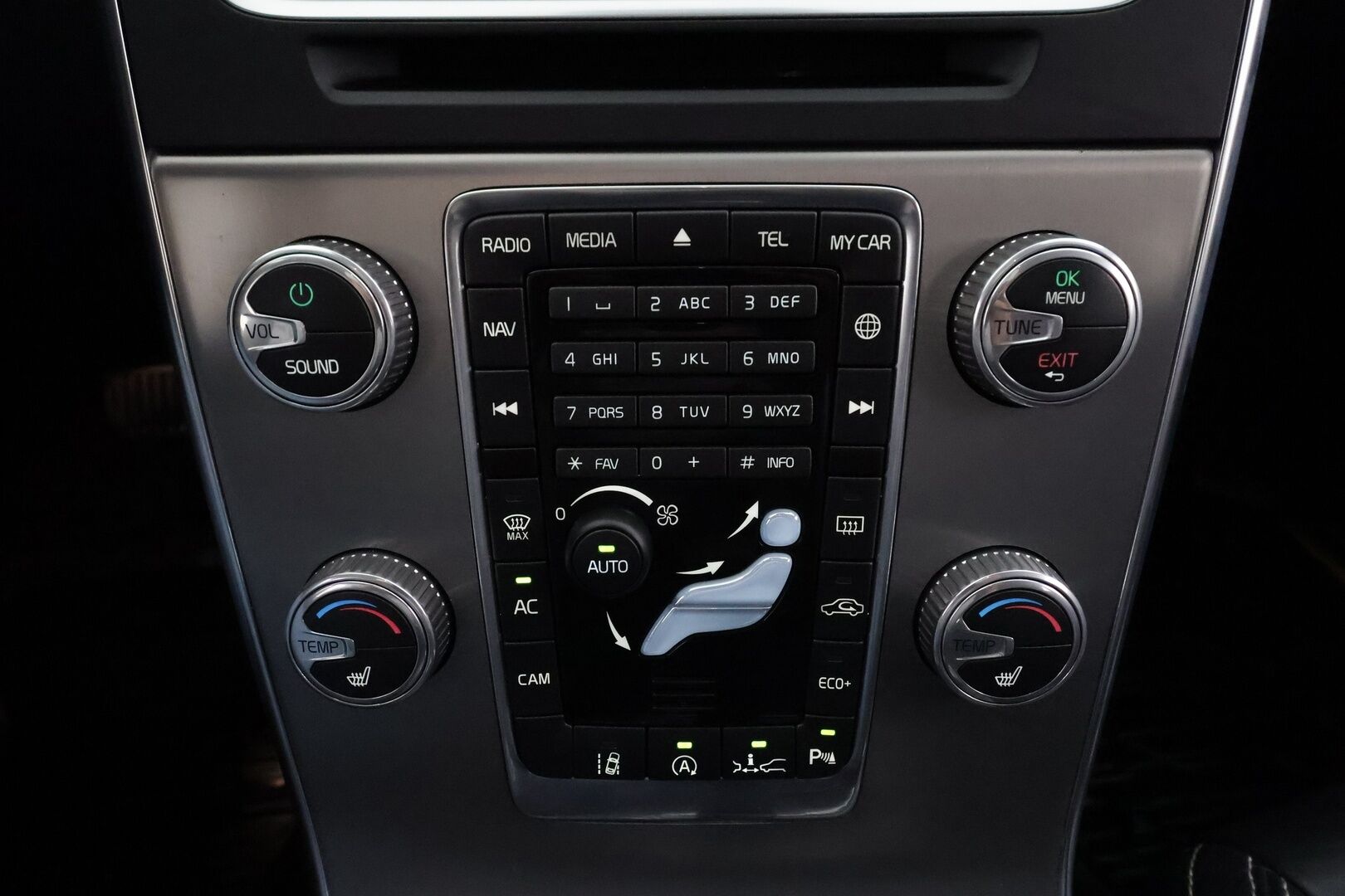 Volvo V60 2015 D4 Summum aut * Webasto / Koukku / ACC / Xenon / P.Kamera / Muistipenkki / Navi / Keyless * - Suomi-auto / Kahdet renkaat aluvanteilla