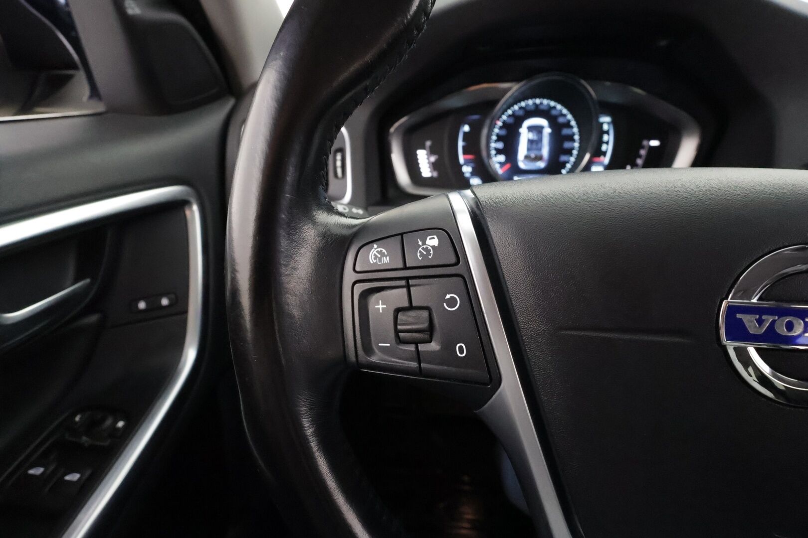 Volvo V60 2015 D4 Summum aut * Webasto / Koukku / ACC / Xenon / P.Kamera / Muistipenkki / Navi / Keyless * - Suomi-auto / Kahdet renkaat aluvanteilla