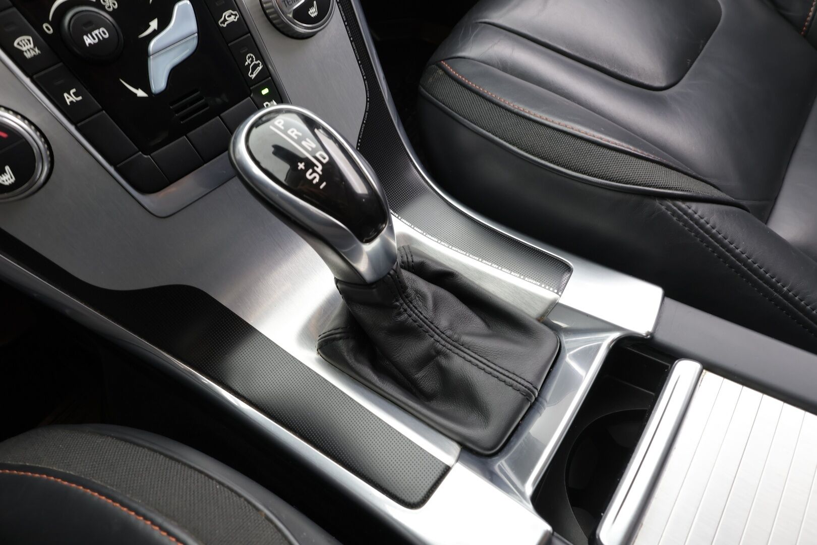 Volvo XC60 2015 D4 AWD Ocean Race Business aut * Vakkari / Webasto / Koukku / P.tutka / LED / Nahat / High performance Audio * - Suomi-auto / Kahdet Renkaat - HULLUT AVAJAISHULINAT KORKOTARJOUS 3,29 %