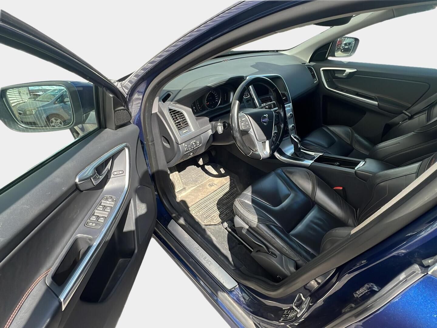 Volvo XC60 2014 D4 Ocean Race Business aut - Suomiauto | Webasto | Vetokoukku | Nahkasisusta | Aktiiviset Xenonit | High Perf Audio | Ratinlämmitys | Lämpölasi | Supervarusteet!