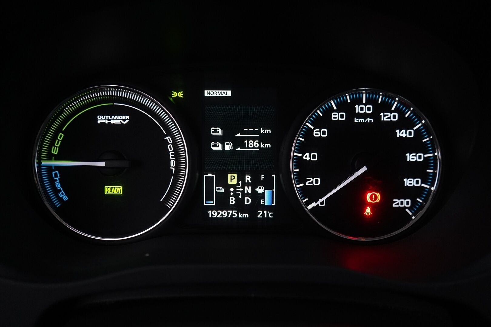 Mitsubishi Outlander PHEV 2015 Intense Plus 4WD 5P *Vakkari / Kamera / Koukku / Lisälämmitin / Nav / Metalliväri / Tutkat* - Suomi-auto / Siistikuntoinen / Kahdet renkaat alumiinivantein