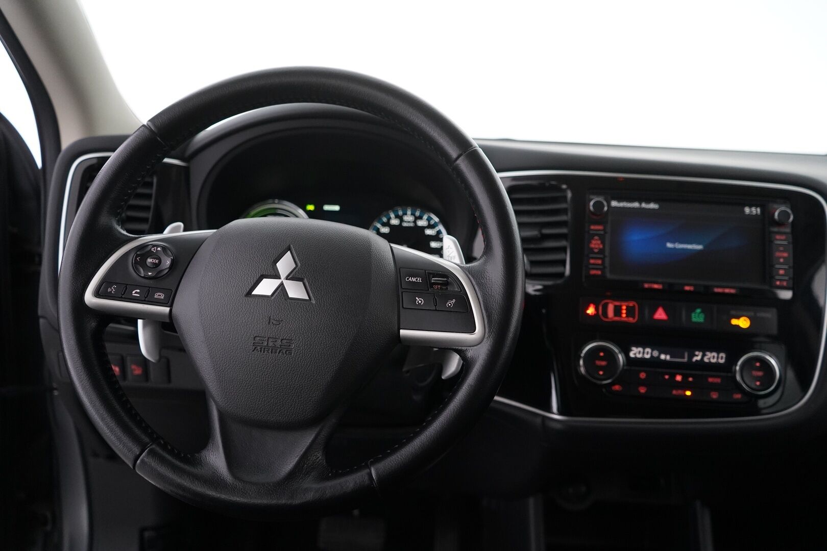 Mitsubishi Outlander PHEV 2015 Intense Plus 4WD 5P *Vakkari / Kamera / Koukku / Lisälämmitin / Nav / Metalliväri / Tutkat* - Suomi-auto / Siistikuntoinen / Kahdet renkaat alumiinivantein