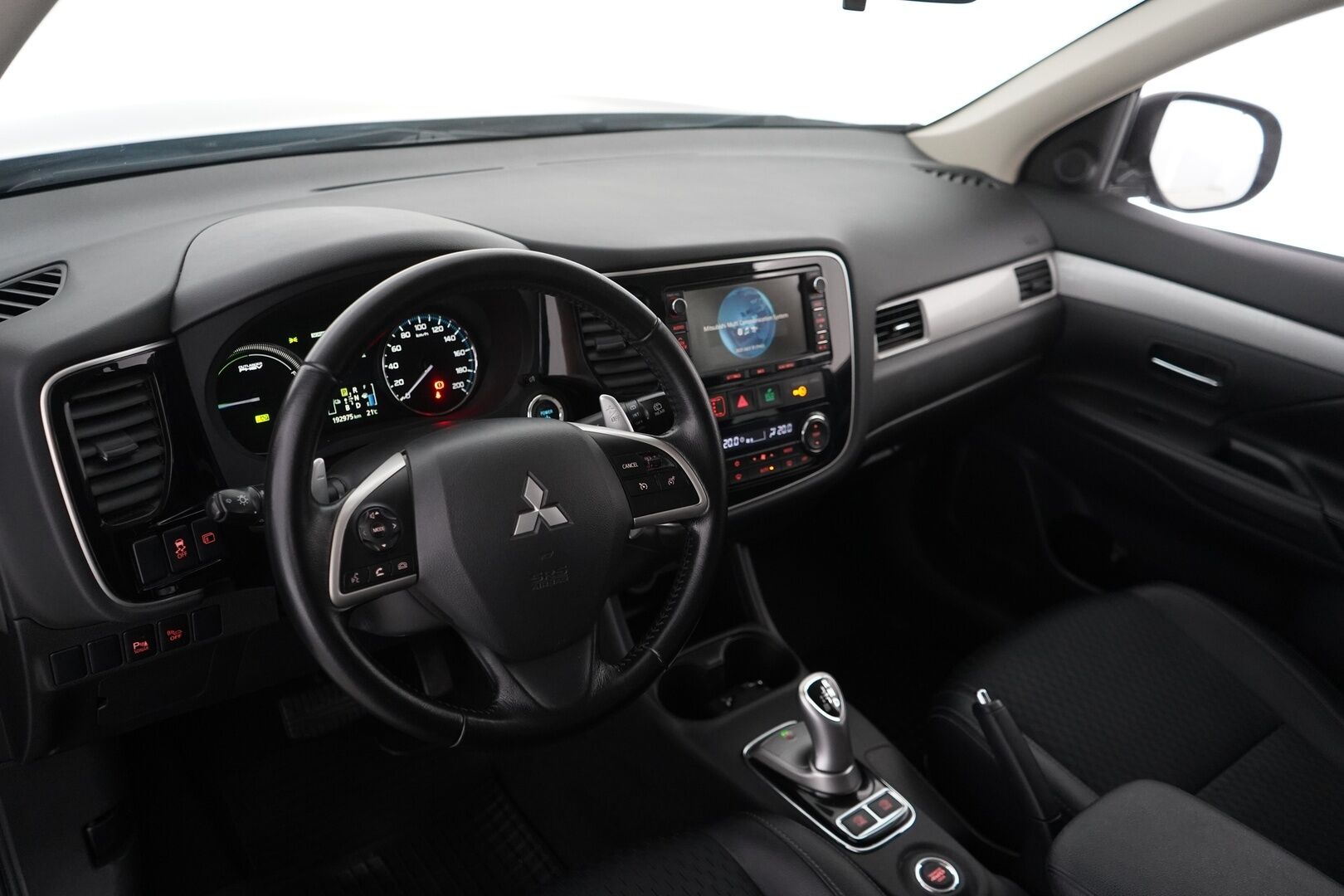 Mitsubishi Outlander PHEV 2015 Intense Plus 4WD 5P *Vakkari / Kamera / Koukku / Lisälämmitin / Nav / Metalliväri / Tutkat* - Suomi-auto / Siistikuntoinen / Kahdet renkaat alumiinivantein