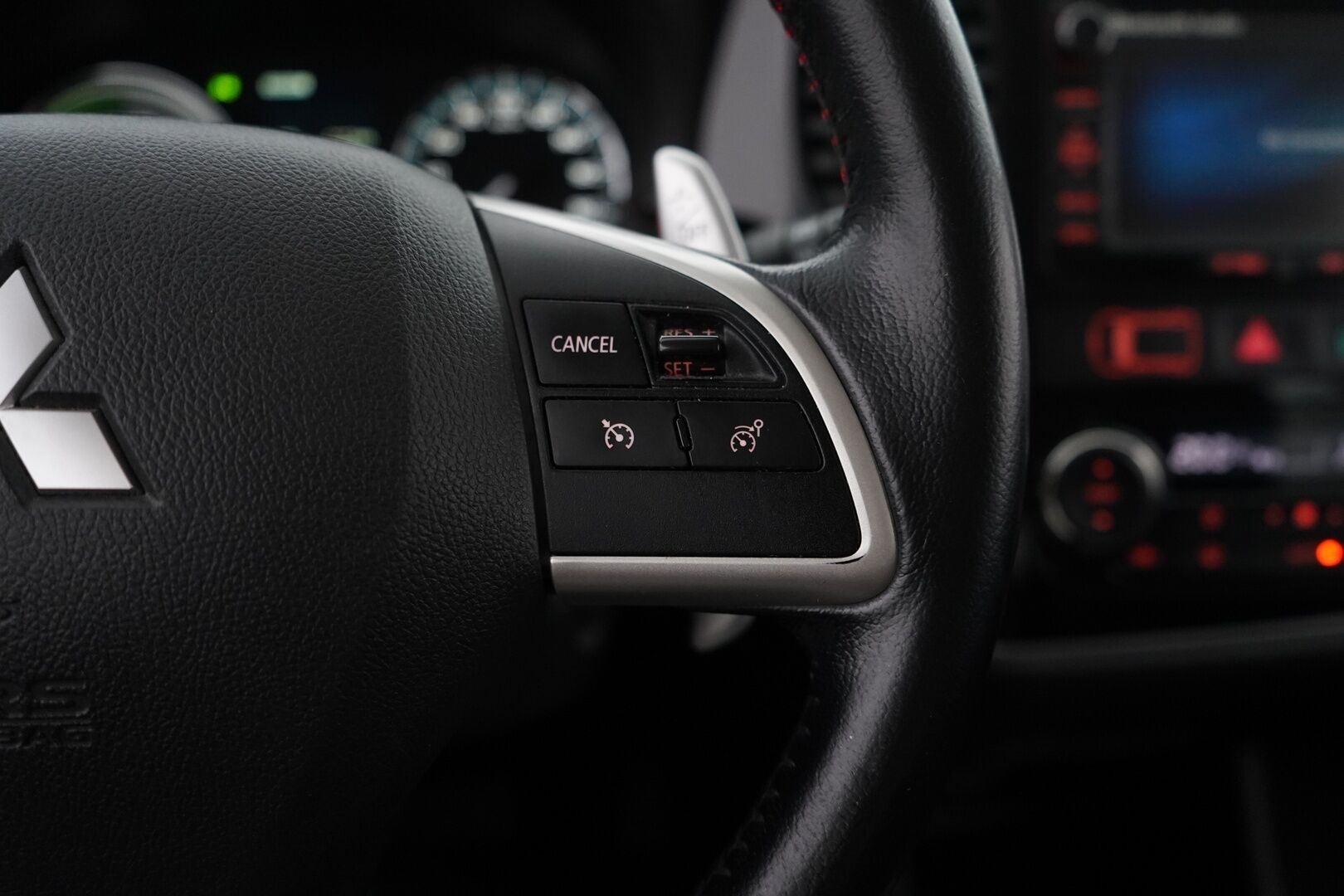Mitsubishi Outlander PHEV 2015 Intense Plus 4WD 5P *Vakkari / Kamera / Koukku / Lisälämmitin / Nav / Metalliväri / Tutkat* - Suomi-auto / Siistikuntoinen / Kahdet renkaat alumiinivantein