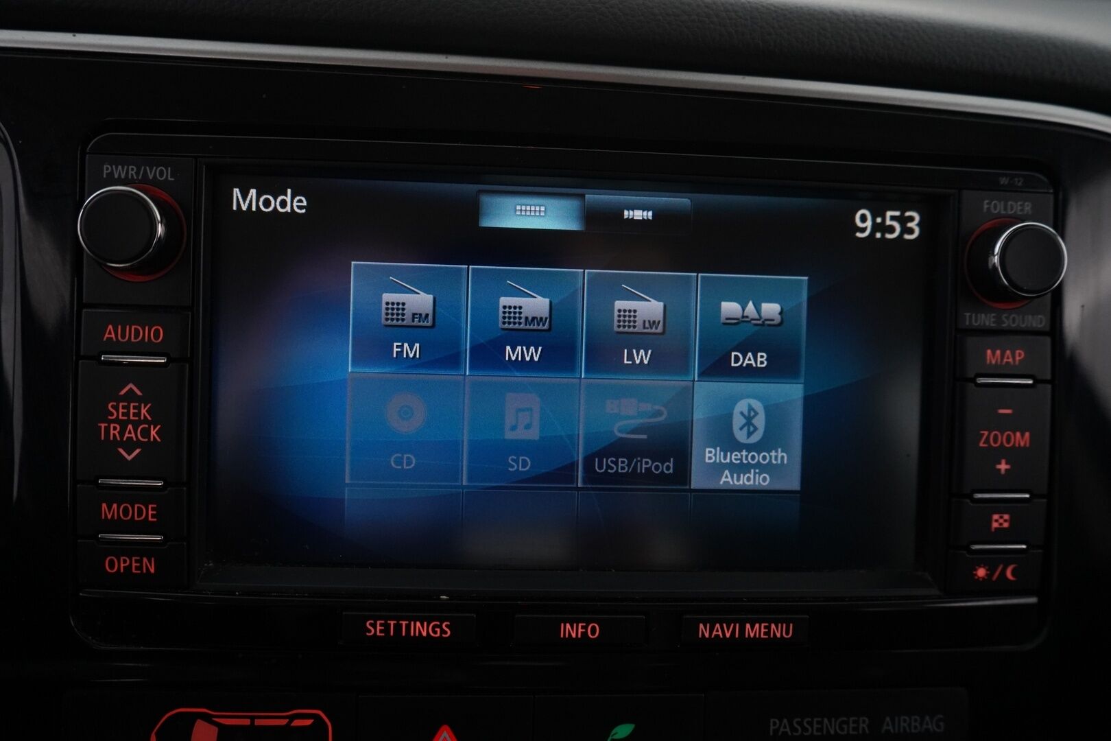 Mitsubishi Outlander PHEV 2015 Intense Plus 4WD 5P *Vakkari / Kamera / Koukku / Lisälämmitin / Nav / Metalliväri / Tutkat* - Suomi-auto / Siistikuntoinen / Kahdet renkaat alumiinivantein