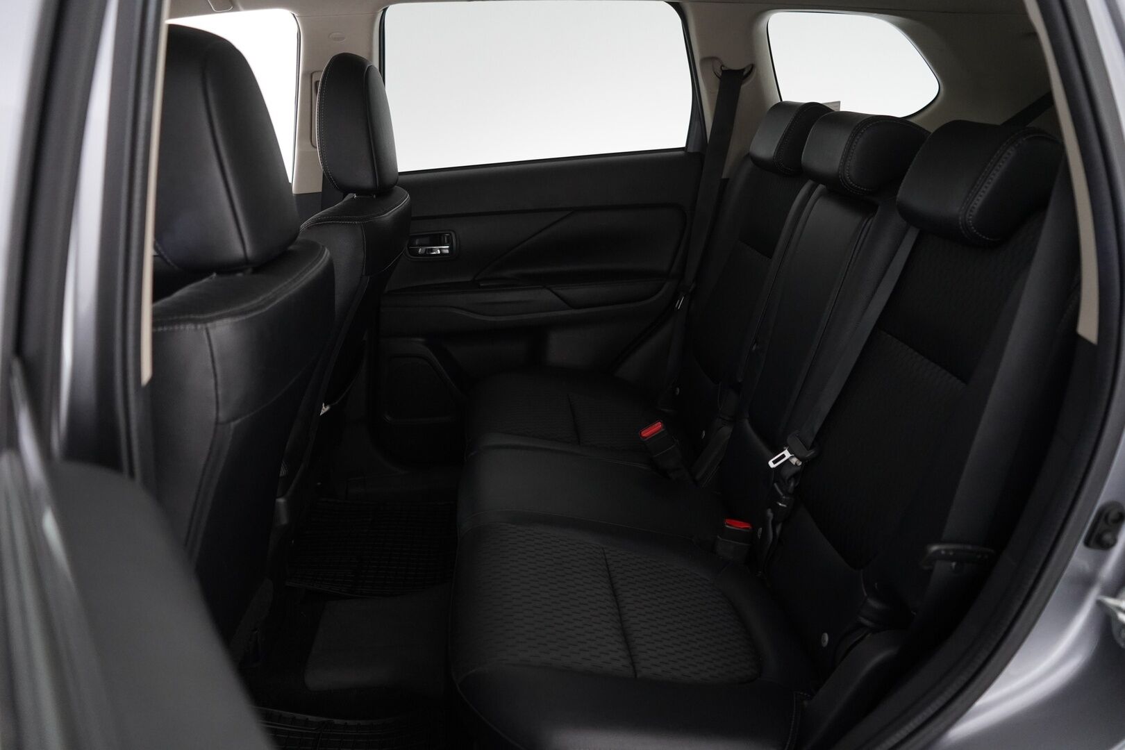 Mitsubishi Outlander PHEV 2015 Intense Plus 4WD 5P *Vakkari / Kamera / Koukku / Lisälämmitin / Nav / Metalliväri / Tutkat* - Suomi-auto / Siistikuntoinen / Kahdet renkaat alumiinivantein