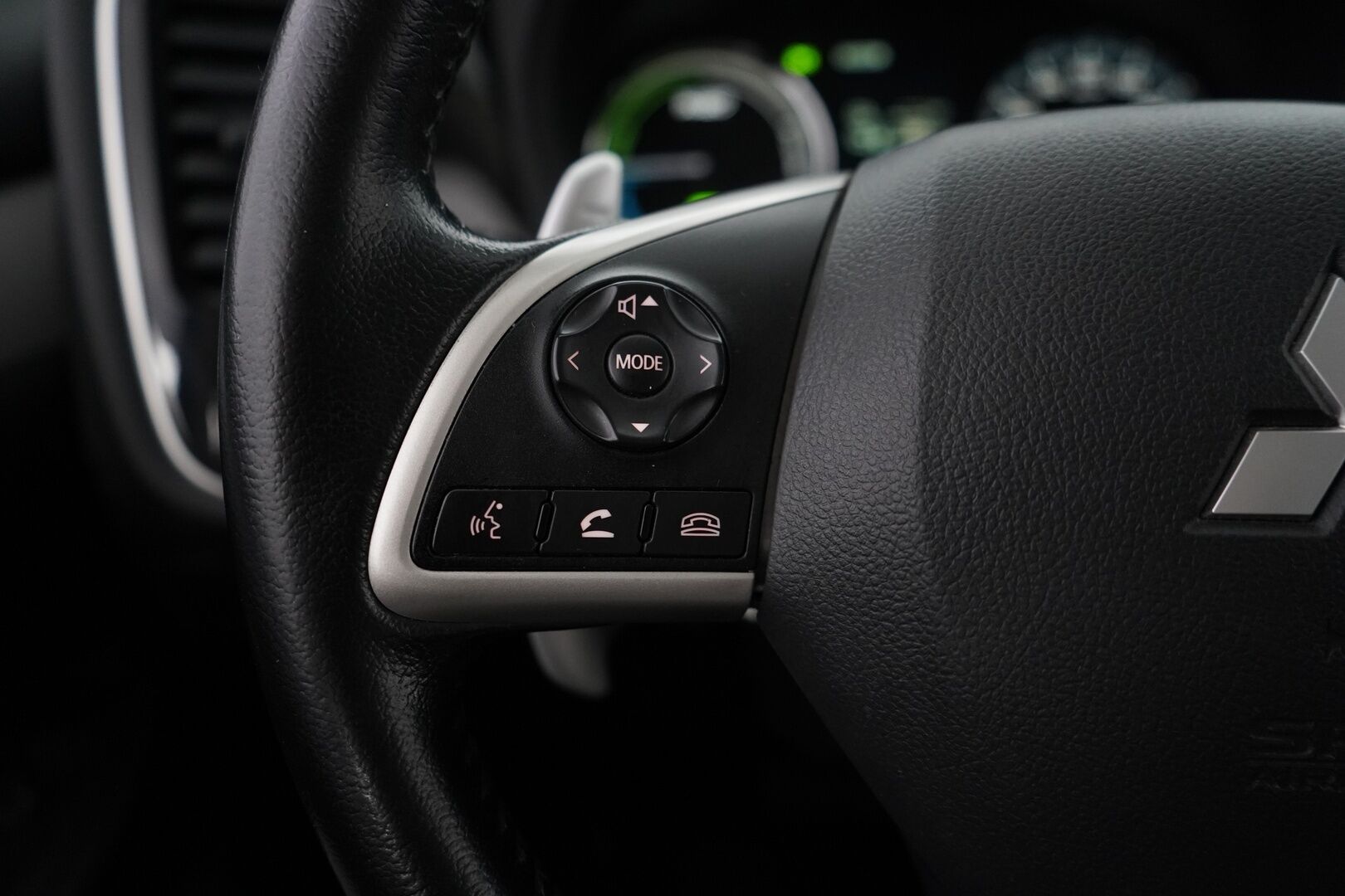 Mitsubishi Outlander PHEV 2015 Intense Plus 4WD 5P *Vakkari / Kamera / Koukku / Lisälämmitin / Nav / Metalliväri / Tutkat* - Suomi-auto / Siistikuntoinen / Kahdet renkaat alumiinivantein