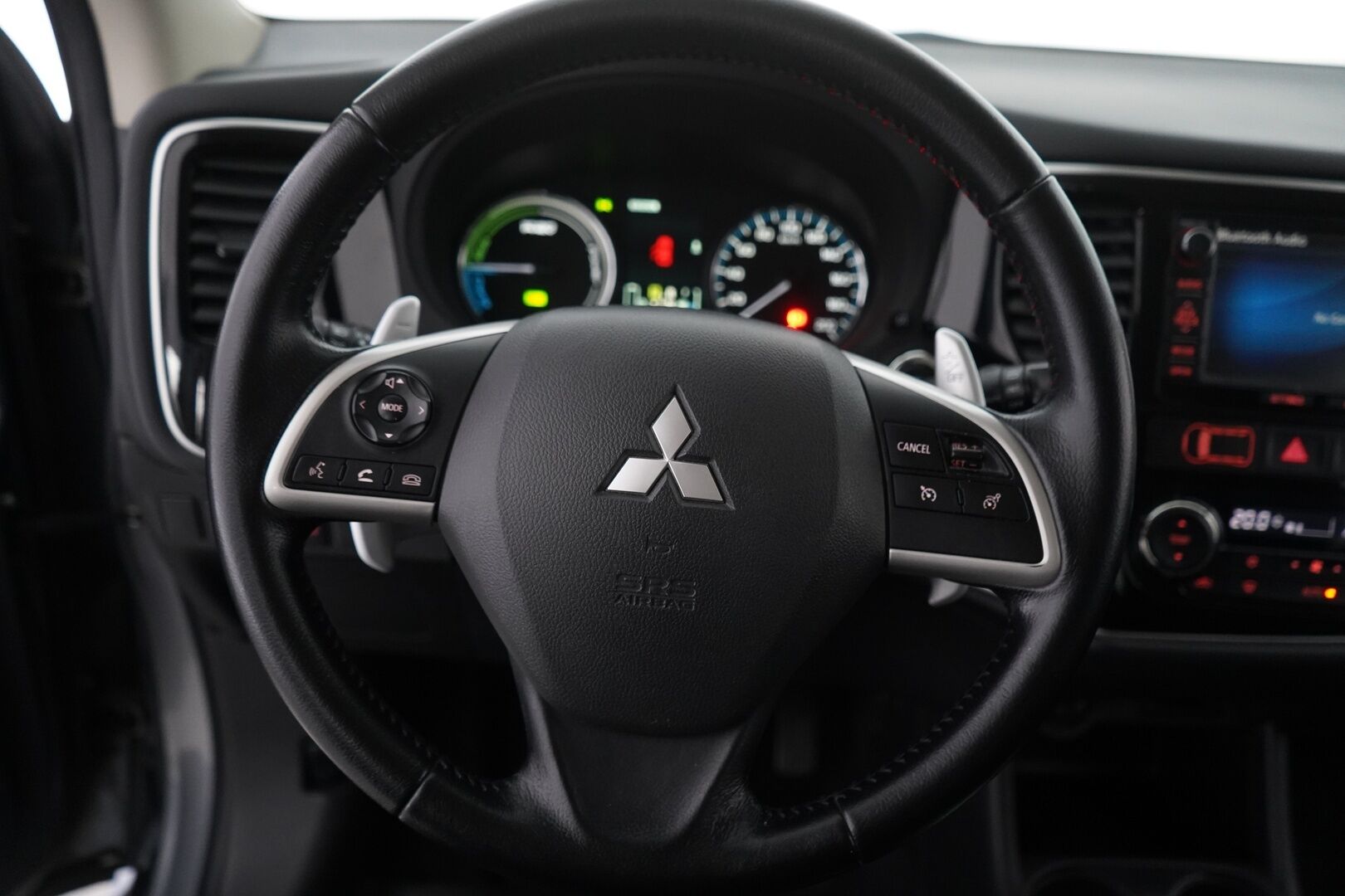 Mitsubishi Outlander PHEV 2015 Intense Plus 4WD 5P *Vakkari / Kamera / Koukku / Lisälämmitin / Nav / Metalliväri / Tutkat* - Suomi-auto / Siistikuntoinen / Kahdet renkaat alumiinivantein