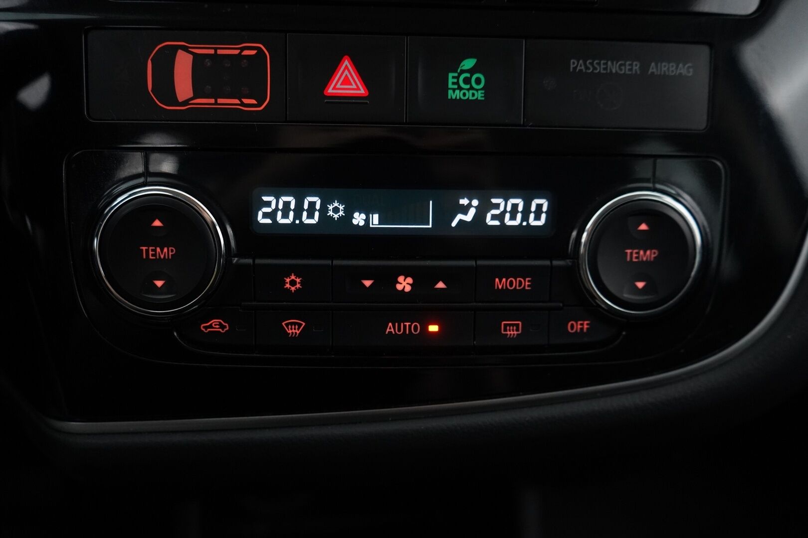 Mitsubishi Outlander PHEV 2015 Intense Plus 4WD 5P *Vakkari / Kamera / Koukku / Lisälämmitin / Nav / Metalliväri / Tutkat* - Suomi-auto / Siistikuntoinen / Kahdet renkaat alumiinivantein