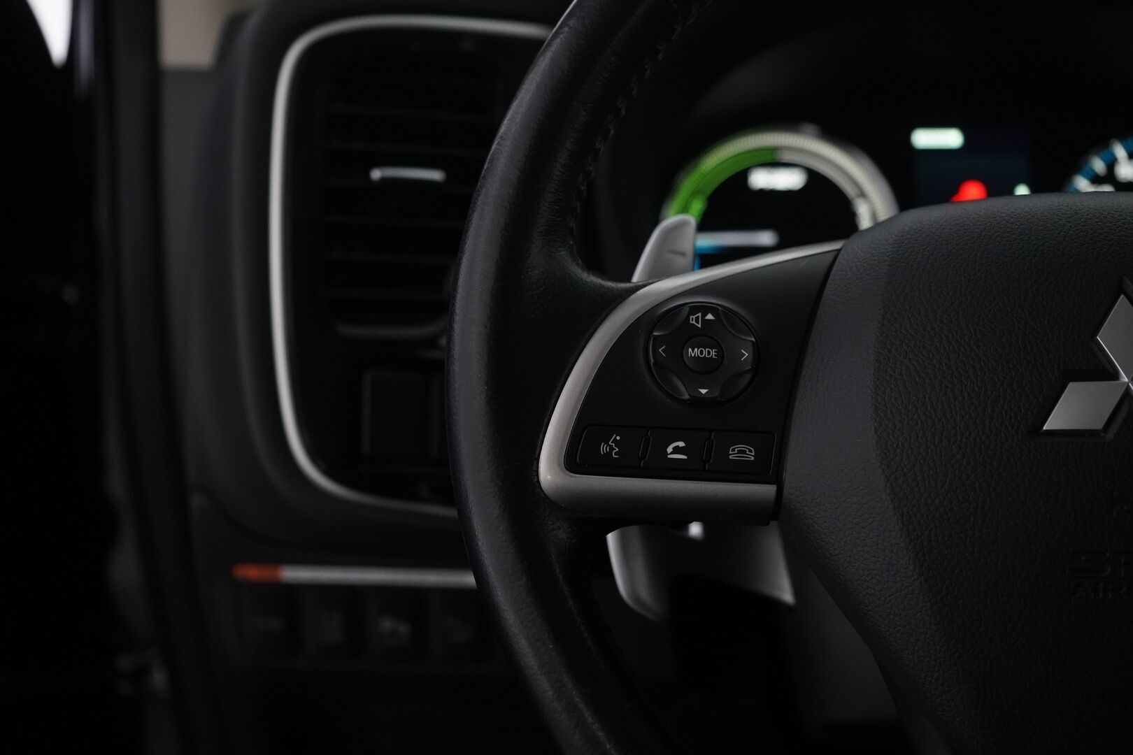 Mitsubishi Outlander PHEV 2014 Instyle Navi 4WD 5P * Webasto / ACC / Rockford / Navi / Koukku / Peruutuskamera * - Suomi-auto / Huollettu 203tkm / Kahdet Mitsubishin vanteet 