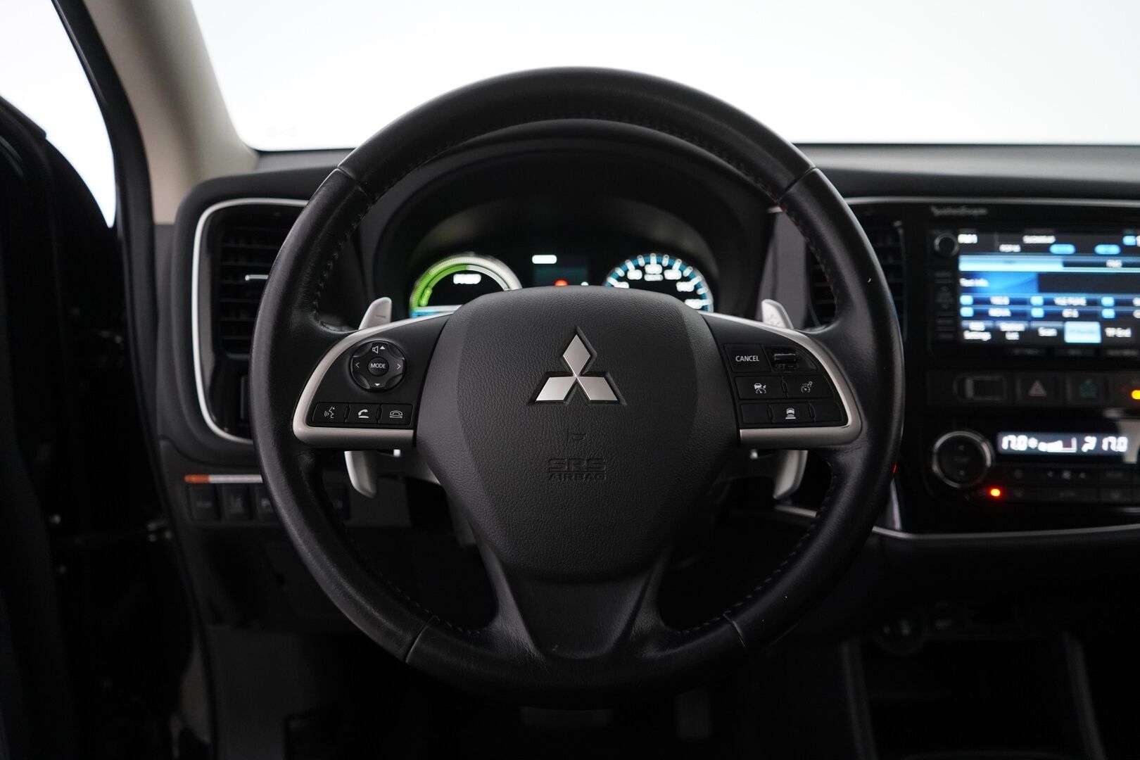 Mitsubishi Outlander PHEV 2014 Instyle Navi 4WD 5P * Webasto / ACC / Rockford / Navi / Koukku / Peruutuskamera * - Suomi-auto / Huollettu 203tkm / Kahdet Mitsubishin vanteet 
