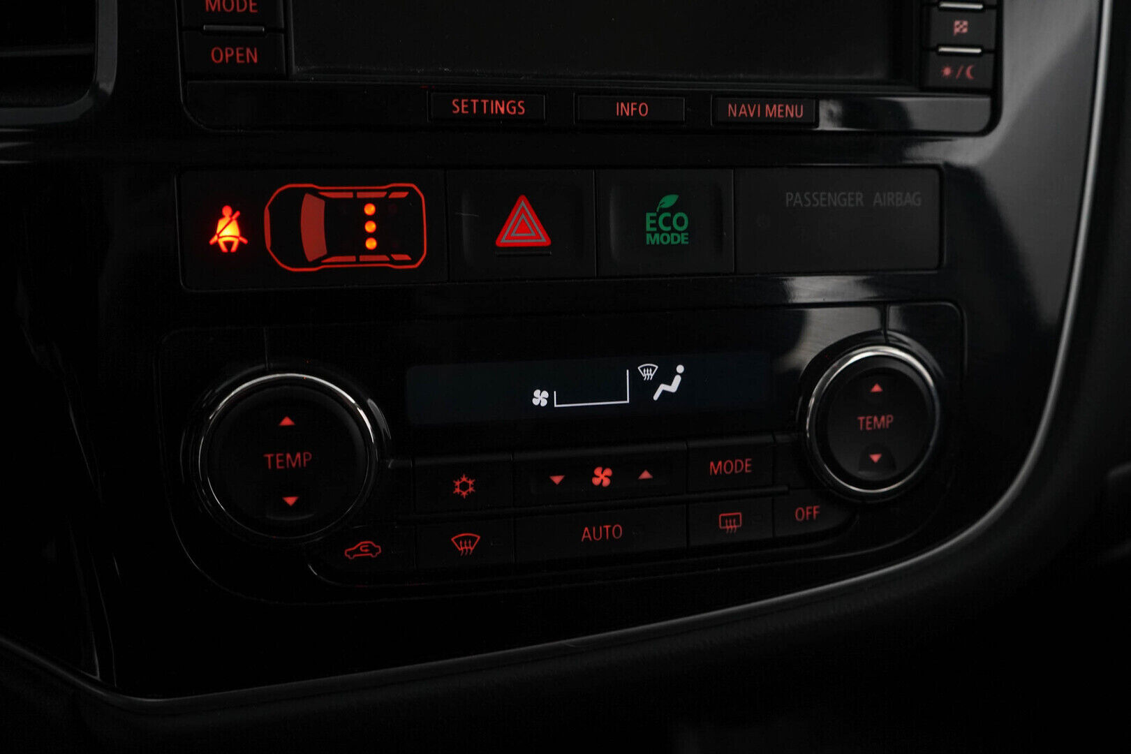 Mitsubishi Outlander PHEV 2014 Instyle Navi 4WD 5P * Webasto / ACC / Rockford / Navi / Koukku / Peruutuskamera * - Suomi-auto / Huollettu 203tkm / Kahdet Mitsubishin vanteet 