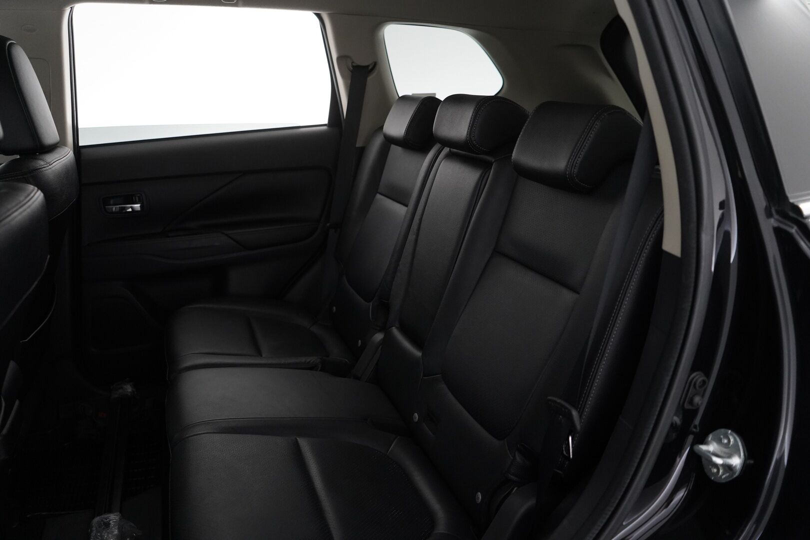 Mitsubishi Outlander PHEV 2014 Instyle Navi 4WD 5P * Webasto / ACC / Rockford / Navi / Koukku / Peruutuskamera * - Suomi-auto / Huollettu 203tkm / Kahdet Mitsubishin vanteet 