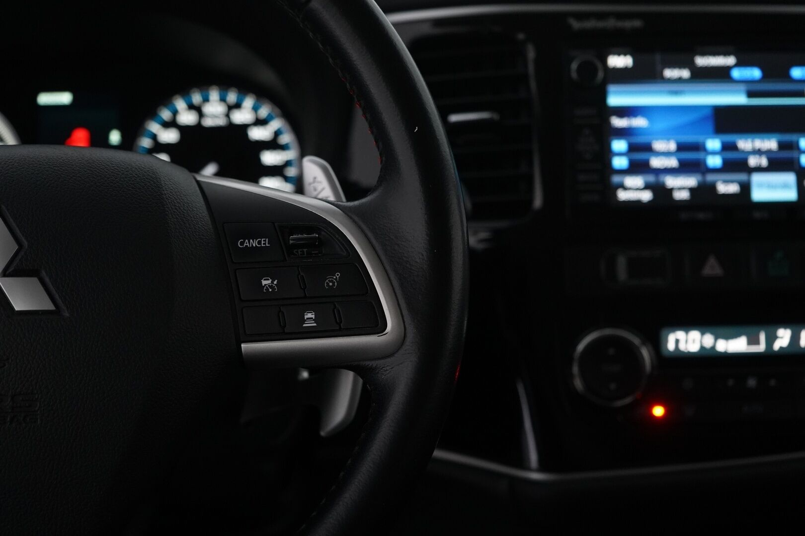 Mitsubishi Outlander PHEV 2014 Instyle Navi 4WD 5P * Webasto / ACC / Rockford / Navi / Koukku / Peruutuskamera * - Suomi-auto / Huollettu 203tkm / Kahdet Mitsubishin vanteet 