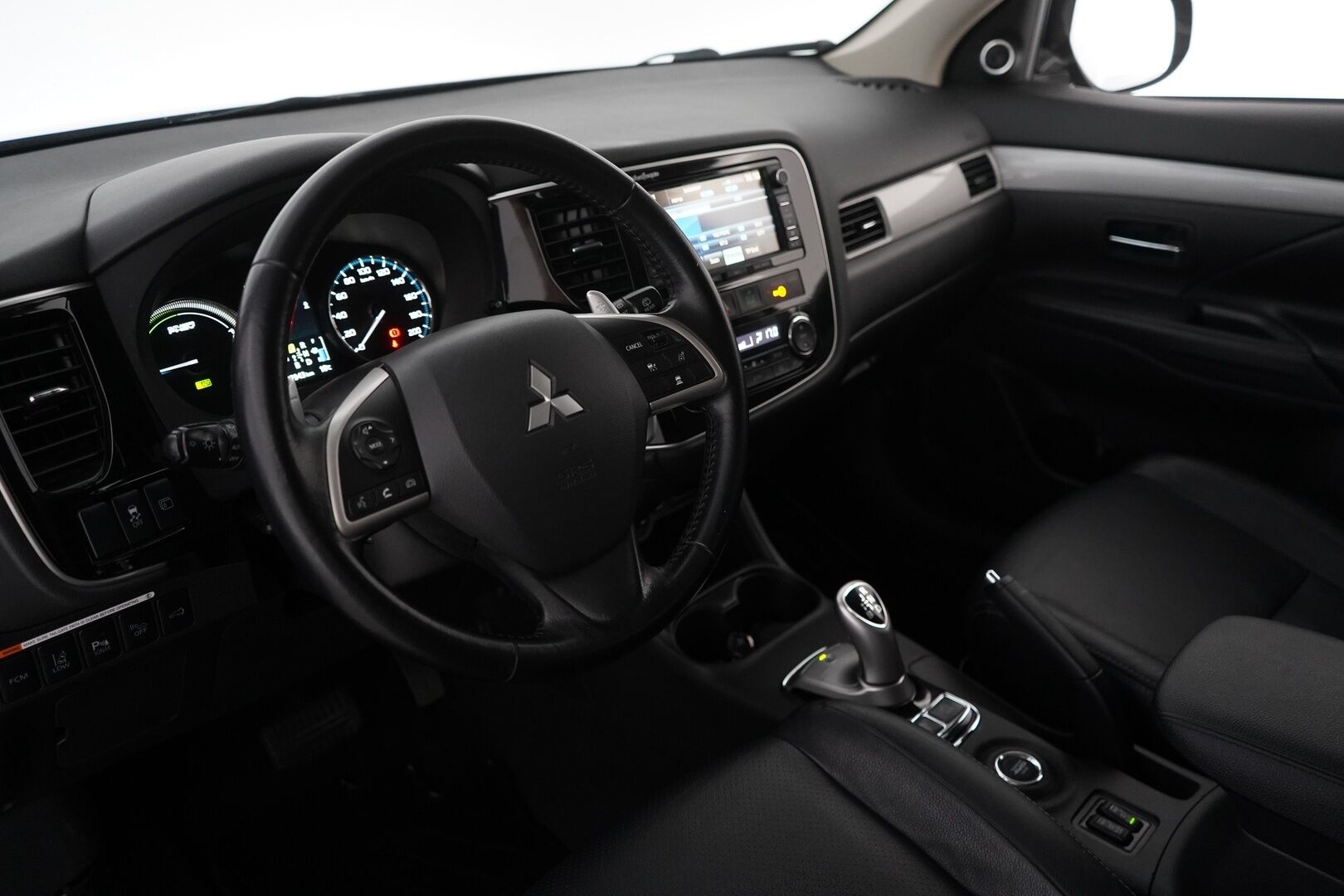 Mitsubishi Outlander PHEV 2014 Instyle Navi 4WD 5P * Webasto / ACC / Rockford / Navi / Koukku / Peruutuskamera * - Suomi-auto / Huollettu 203tkm / Kahdet Mitsubishin vanteet 