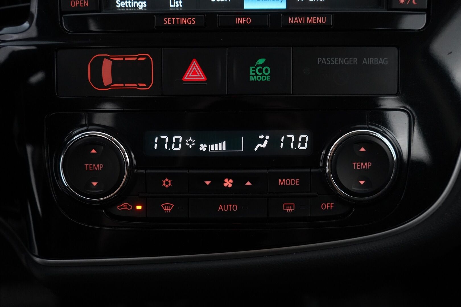 Mitsubishi Outlander PHEV 2014 Instyle Navi 4WD 5P * Webasto / ACC / Rockford / Navi / Koukku / Peruutuskamera * - Suomi-auto / Huollettu 203tkm / Kahdet Mitsubishin vanteet 