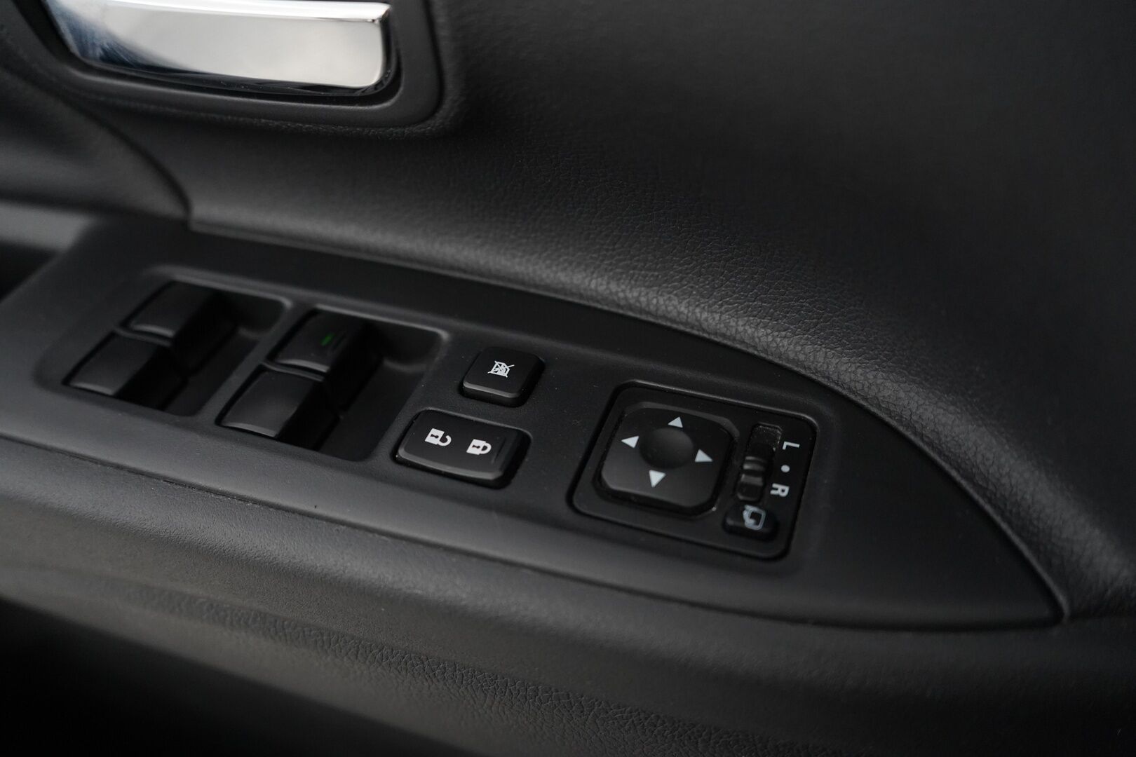 Mitsubishi Outlander PHEV 2014 Instyle Navi 4WD 5P * Webasto / ACC / Rockford / Navi / Koukku / Peruutuskamera * - Suomi-auto / Huollettu 203tkm / Kahdet Mitsubishin vanteet 
