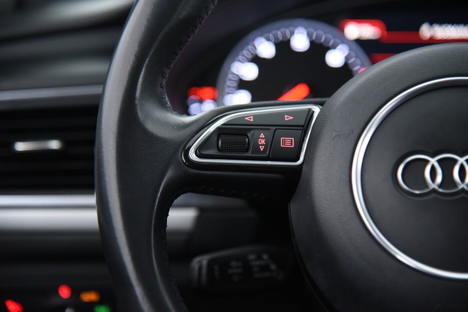 Audi A6 2016 Avant Business Sport 1,8 TFSI 140 kW ultra S tronic / Lohko + sis pistoke / Xenon / Sport-Penkit / Avaimeton käynnistys - Facelift / Kahdet renkaat aluvantein - HULLUT AVAJAISHULINAT KORKOTARJOUS 3,29 %