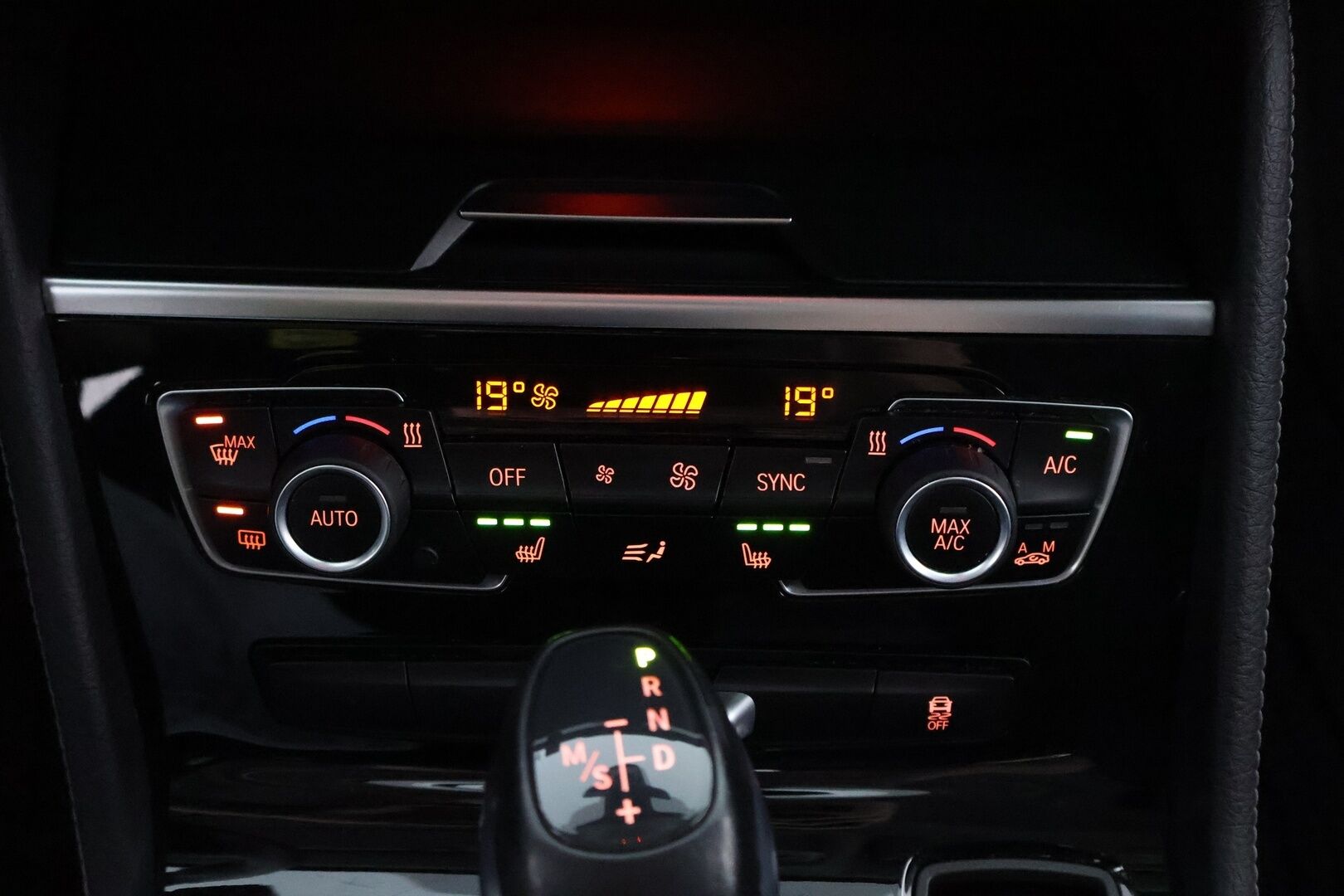 BMW 220 2015 F45 Active Tourer 220i A Business Sport - Suomiauto / Vetokoukku / Vakkari / LED / Sporttipenkit / Lohkolämmitin / Kahdet todella hyvät renkaat!