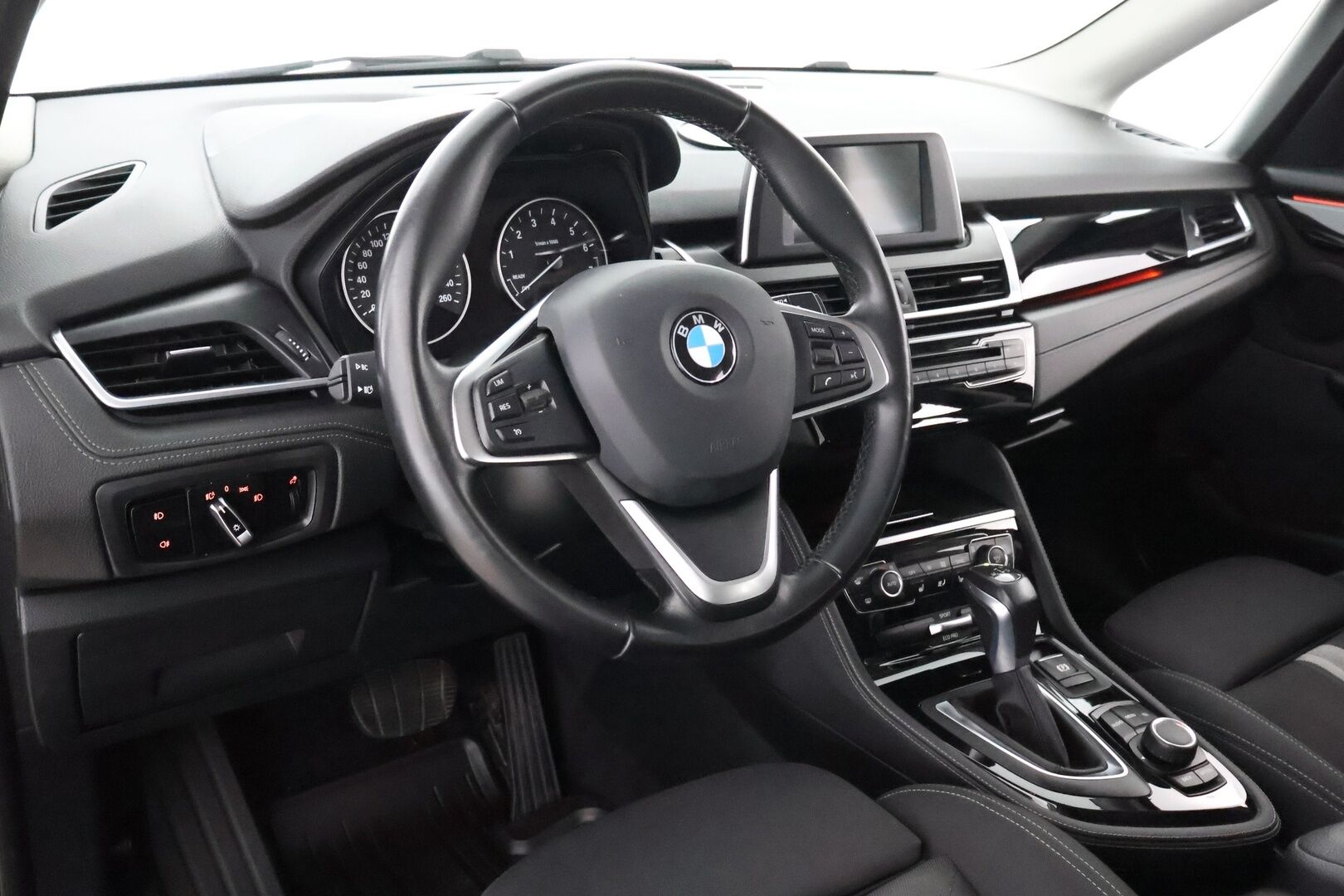 BMW 220 2015 F45 Active Tourer 220i A Business Sport - Suomiauto / Vetokoukku / Vakkari / LED / Sporttipenkit / Lohkolämmitin / Kahdet todella hyvät renkaat!