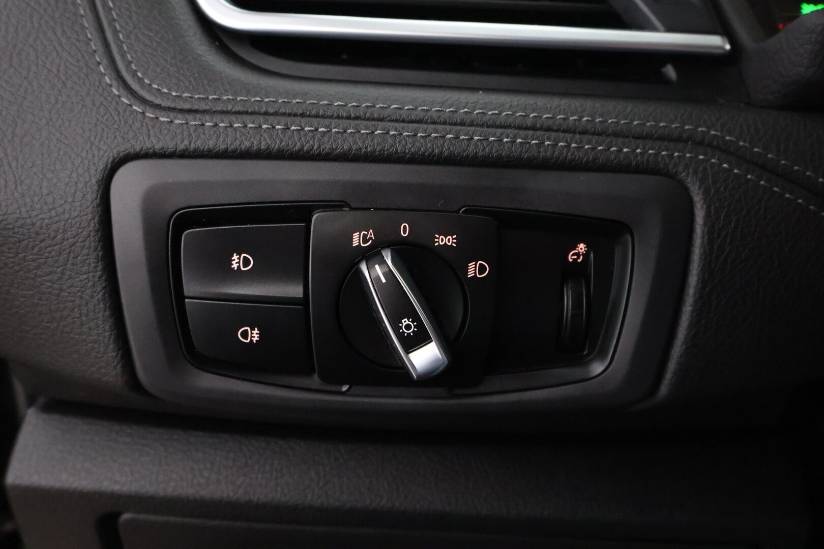 BMW 220 2015 F45 Active Tourer 220i A Business Sport - Suomiauto / Vetokoukku / Vakkari / LED / Sporttipenkit / Lohkolämmitin / Kahdet todella hyvät renkaat!