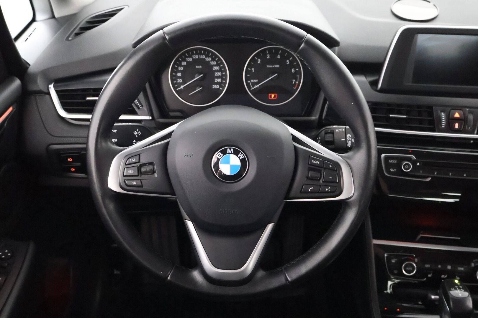 BMW 220 2015 F45 Active Tourer 220i A Business Sport - Suomiauto / Vetokoukku / Vakkari / LED / Sporttipenkit / Lohkolämmitin / Kahdet todella hyvät renkaat!