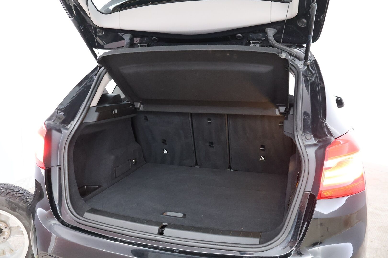 BMW 220 2015 F45 Active Tourer 220i A Business Sport - Suomiauto / Vetokoukku / Vakkari / LED / Sporttipenkit / Lohkolämmitin / Kahdet todella hyvät renkaat!