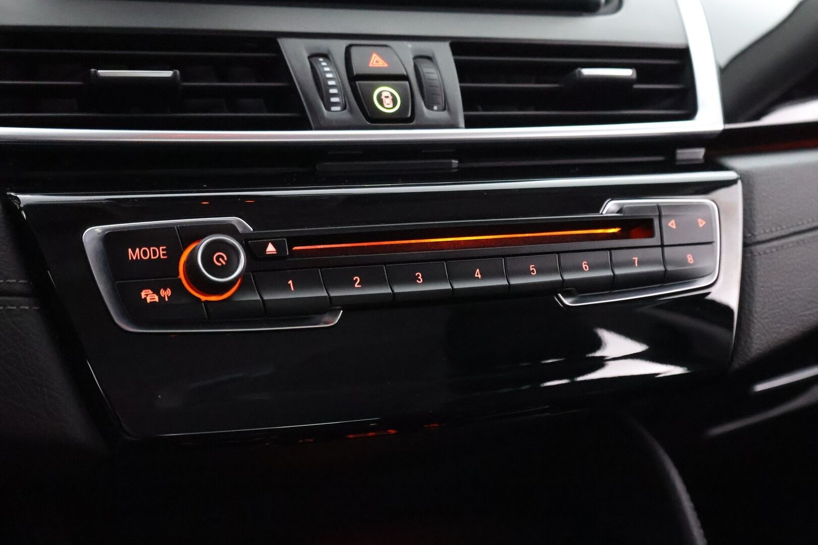 BMW 220 2015 F45 Active Tourer 220i A Business Sport - Suomiauto / Vetokoukku / Vakkari / LED / Sporttipenkit / Lohkolämmitin / Kahdet todella hyvät renkaat!