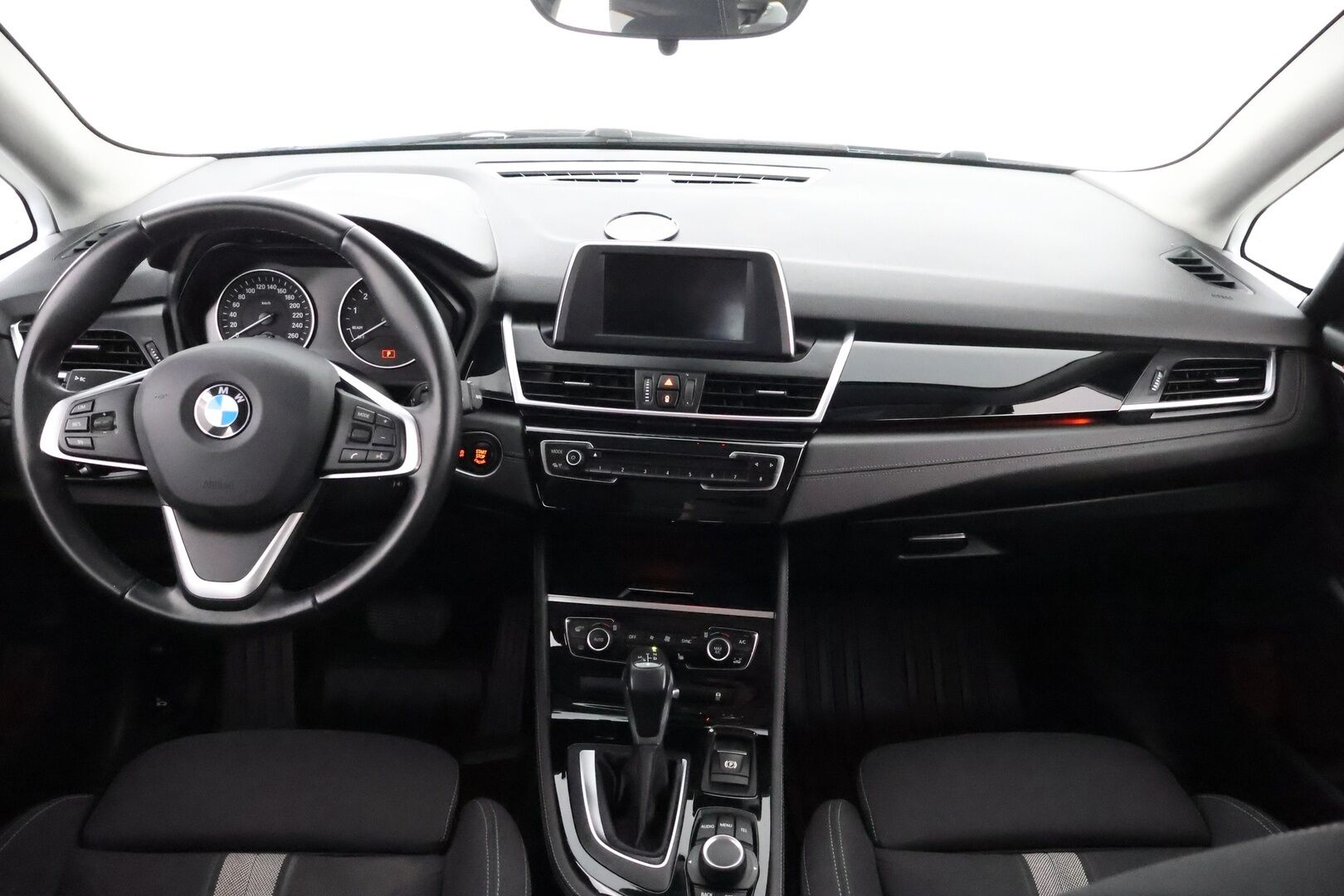 BMW 220 2015 F45 Active Tourer 220i A Business Sport - Suomiauto / Vetokoukku / Vakkari / LED / Sporttipenkit / Lohkolämmitin / Kahdet todella hyvät renkaat!