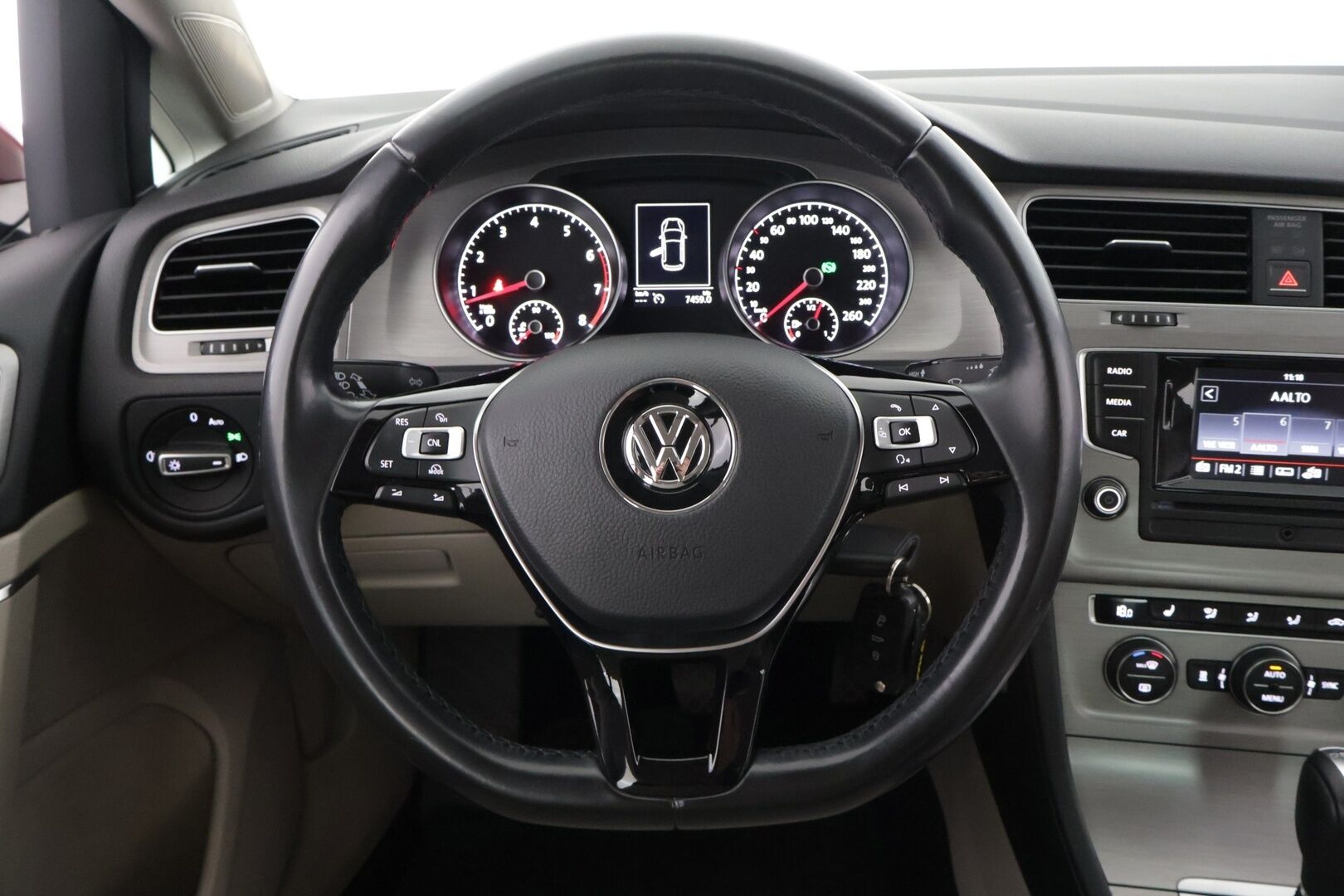 Volkswagen Golf 2015 Comfortline 1,2 TSI 81 kW (110 hv) DSG-automaatti *Webasto / Tutkat / Vakkari / Bluetooth / Aut. Ilmastointi* - *JAKOHIHNA VAIHDETTU 11/24 / 2x Renkaat omilla alumiinivanteilla / Suomi-auto / Huoltokirja*