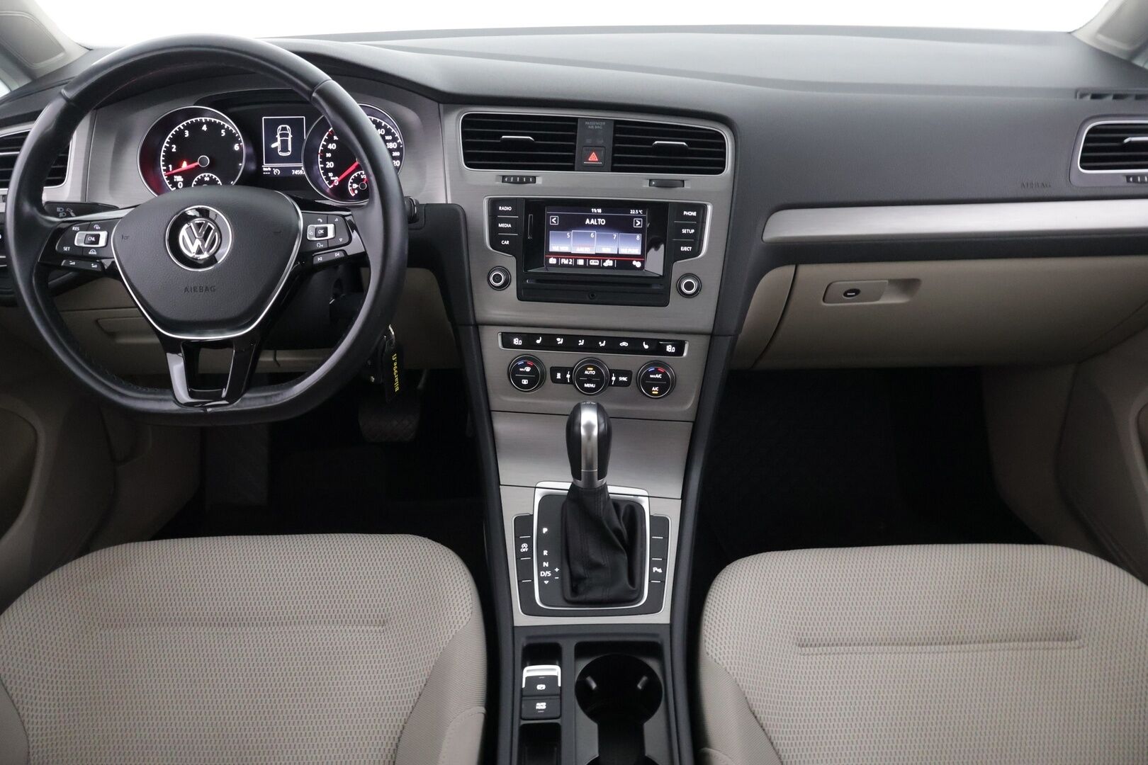 Volkswagen Golf 2015 Comfortline 1,2 TSI 81 kW (110 hv) DSG-automaatti *Webasto / Tutkat / Vakkari / Bluetooth / Aut. Ilmastointi* - *JAKOHIHNA VAIHDETTU 11/24 / 2x Renkaat omilla alumiinivanteilla / Suomi-auto / Huoltokirja*