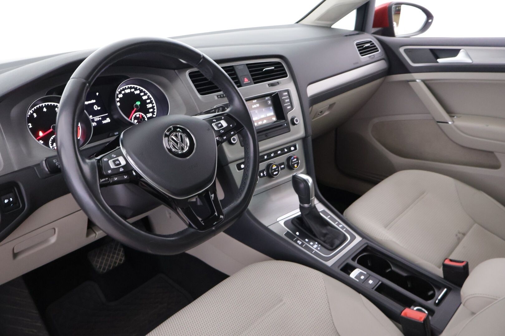 Volkswagen Golf 2015 Comfortline 1,2 TSI 81 kW (110 hv) DSG-automaatti *Webasto / Tutkat / Vakkari / Bluetooth / Aut. Ilmastointi* - *JAKOHIHNA VAIHDETTU 11/24 / 2x Renkaat omilla alumiinivanteilla / Suomi-auto / Huoltokirja*