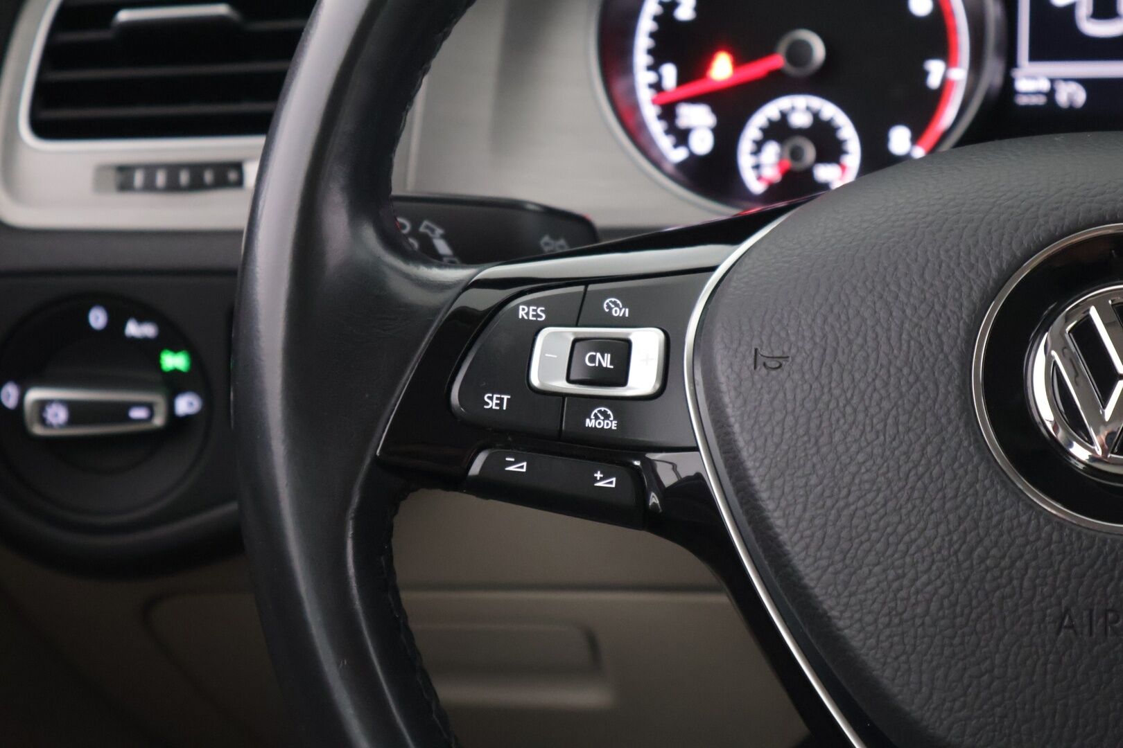 Volkswagen Golf 2015 Comfortline 1,2 TSI 81 kW (110 hv) DSG-automaatti *Webasto / Tutkat / Vakkari / Bluetooth / Aut. Ilmastointi* - *JAKOHIHNA VAIHDETTU 11/24 / 2x Renkaat omilla alumiinivanteilla / Suomi-auto / Huoltokirja*