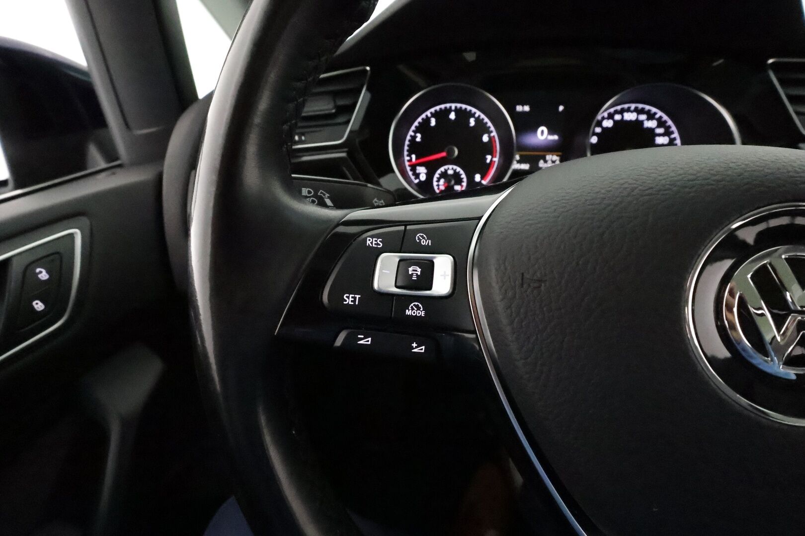 Volkswagen Touran 2016 Highline Launch Edition 1,4 TSI 110 kW DSG 7-Paik **Webasto / Koukku / ACC / Panorama / Adapt.LED / P.kamera / Navi** - Suomi-auto / Kahdet Renkaat