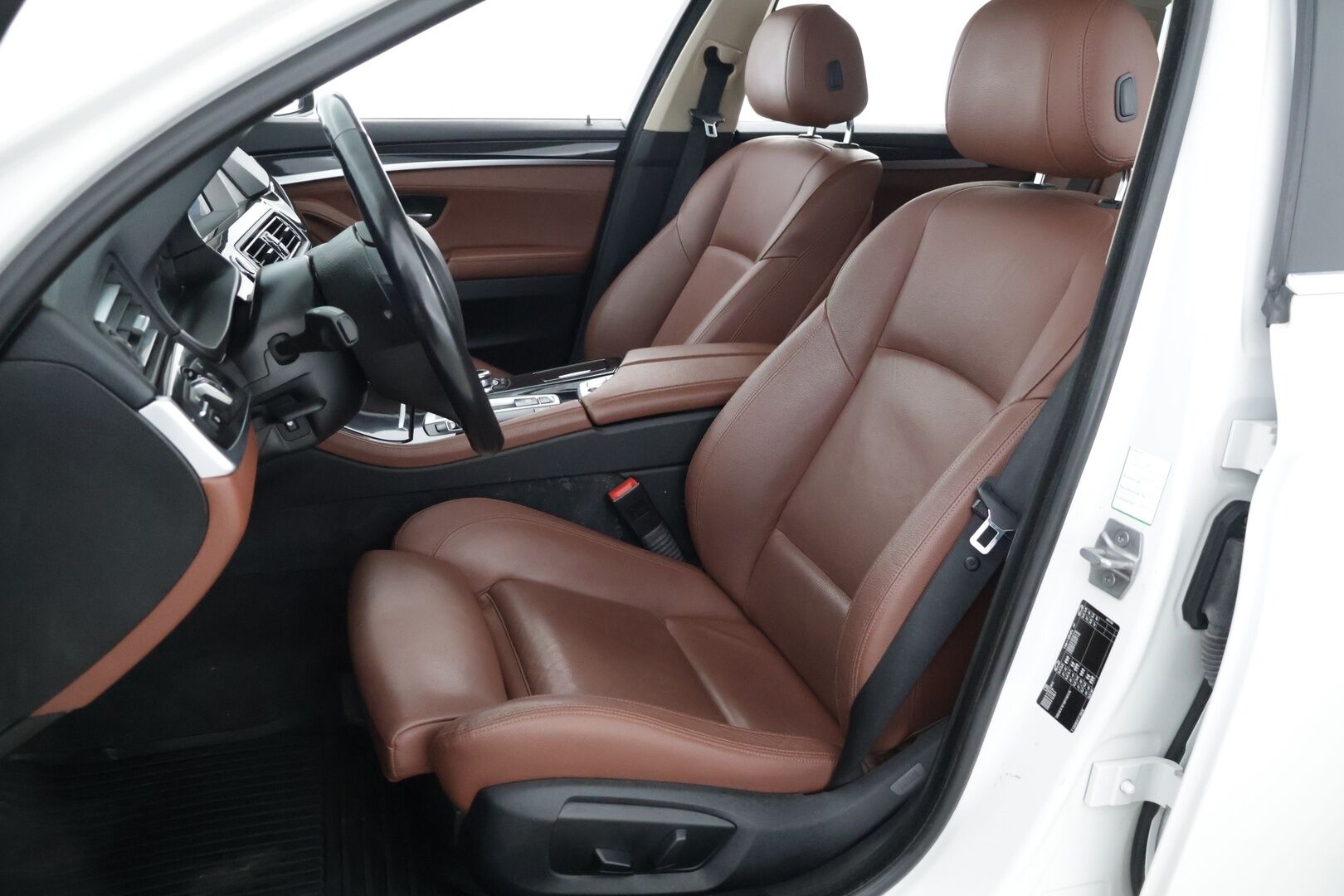 BMW 520 2016 F11 Touring TwinPower A Business Exclusive Edition * Ruskeat nahat / Sähkökontti / Sähkökoukku / Navigointi * - B47 / Juuri katsastettu / Hyvät renkaat! / Suomi-auto *