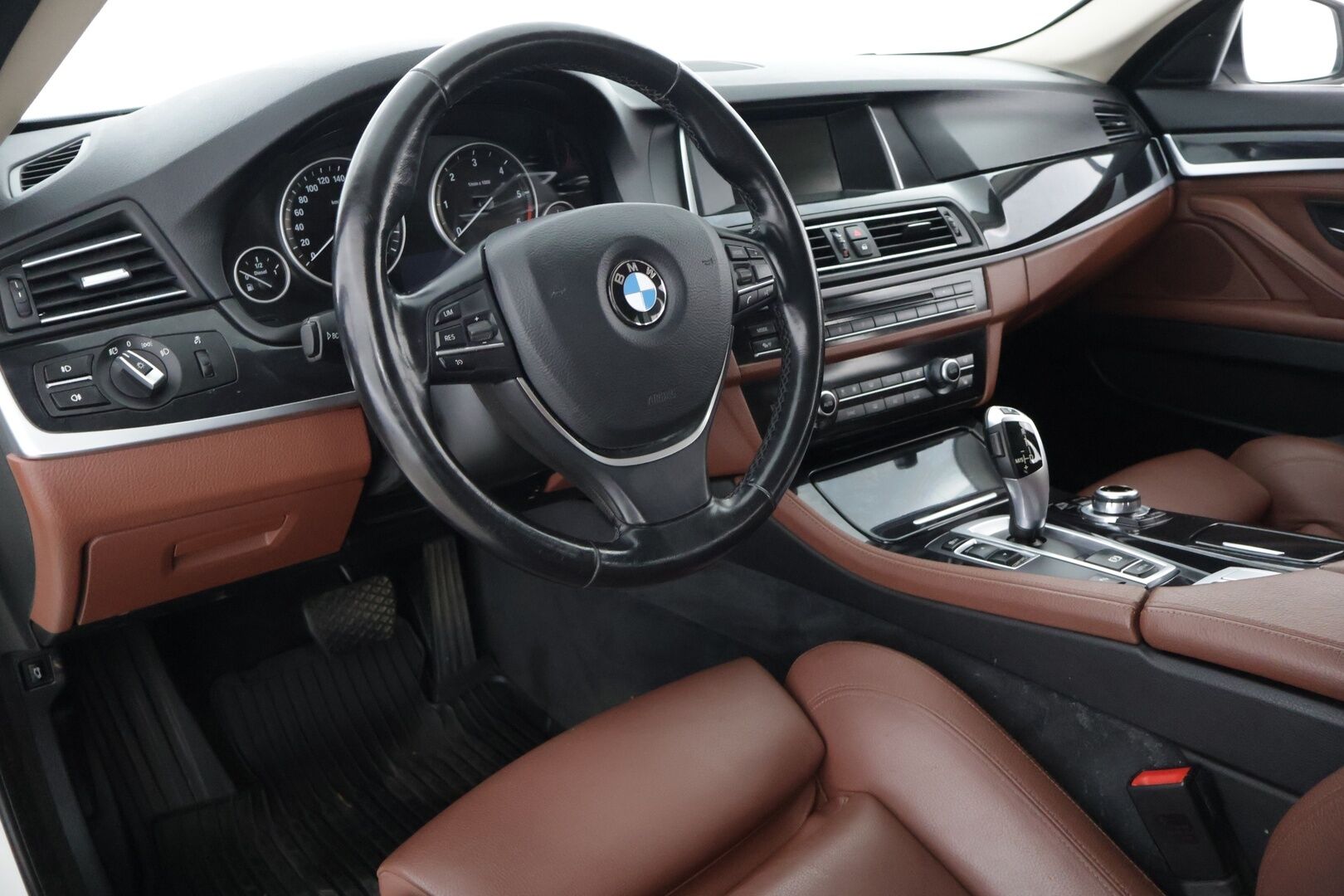 BMW 520 2016 F11 Touring TwinPower A Business Exclusive Edition * Ruskeat nahat / Sähkökontti / Sähkökoukku / Navigointi * - B47 / Juuri katsastettu / Hyvät renkaat! / Suomi-auto *